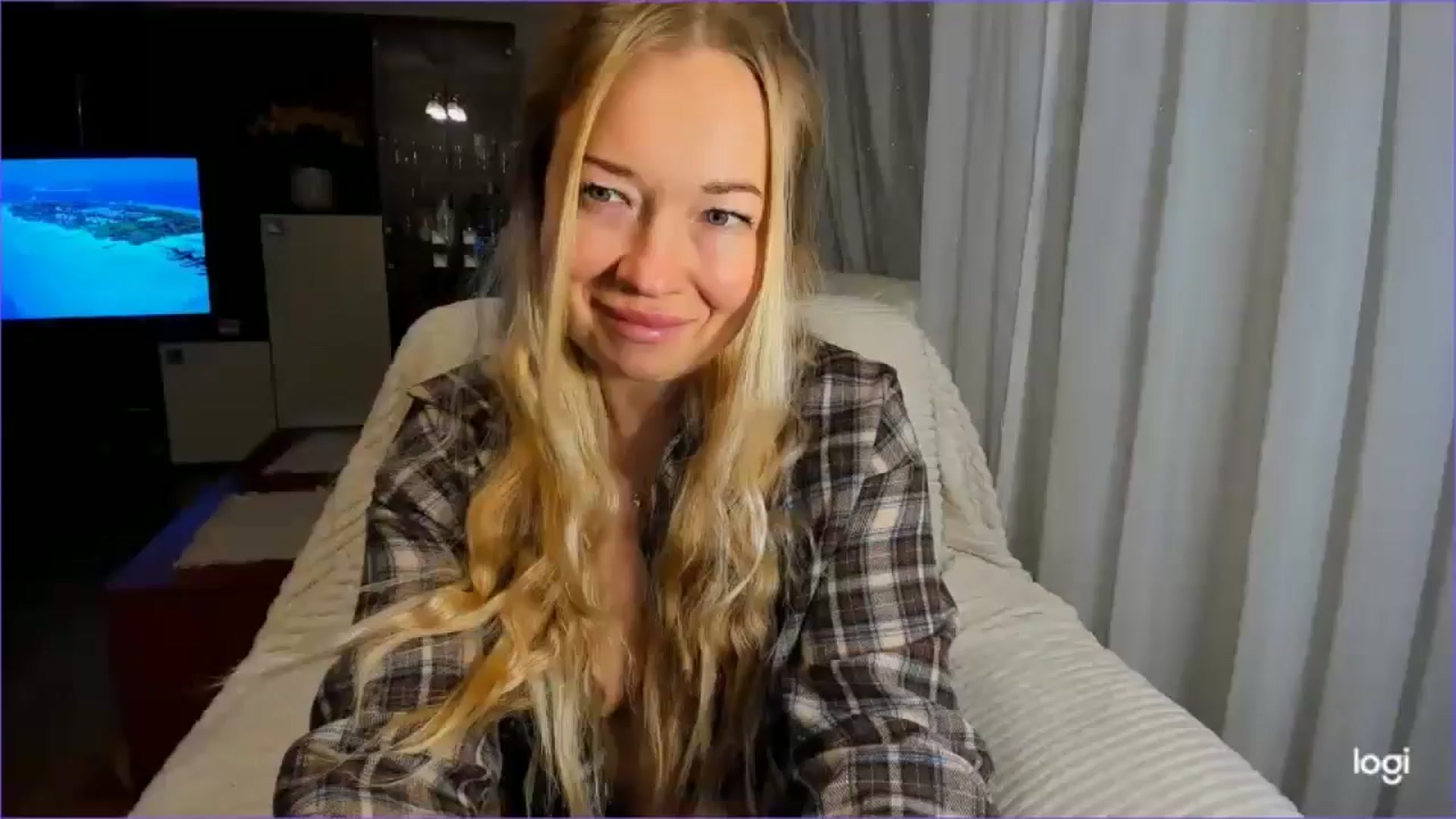 Gallery image thumbnail from FlamingoBday's myfreecams stream on, 02/19/2025, 01:35 image 19 of 20