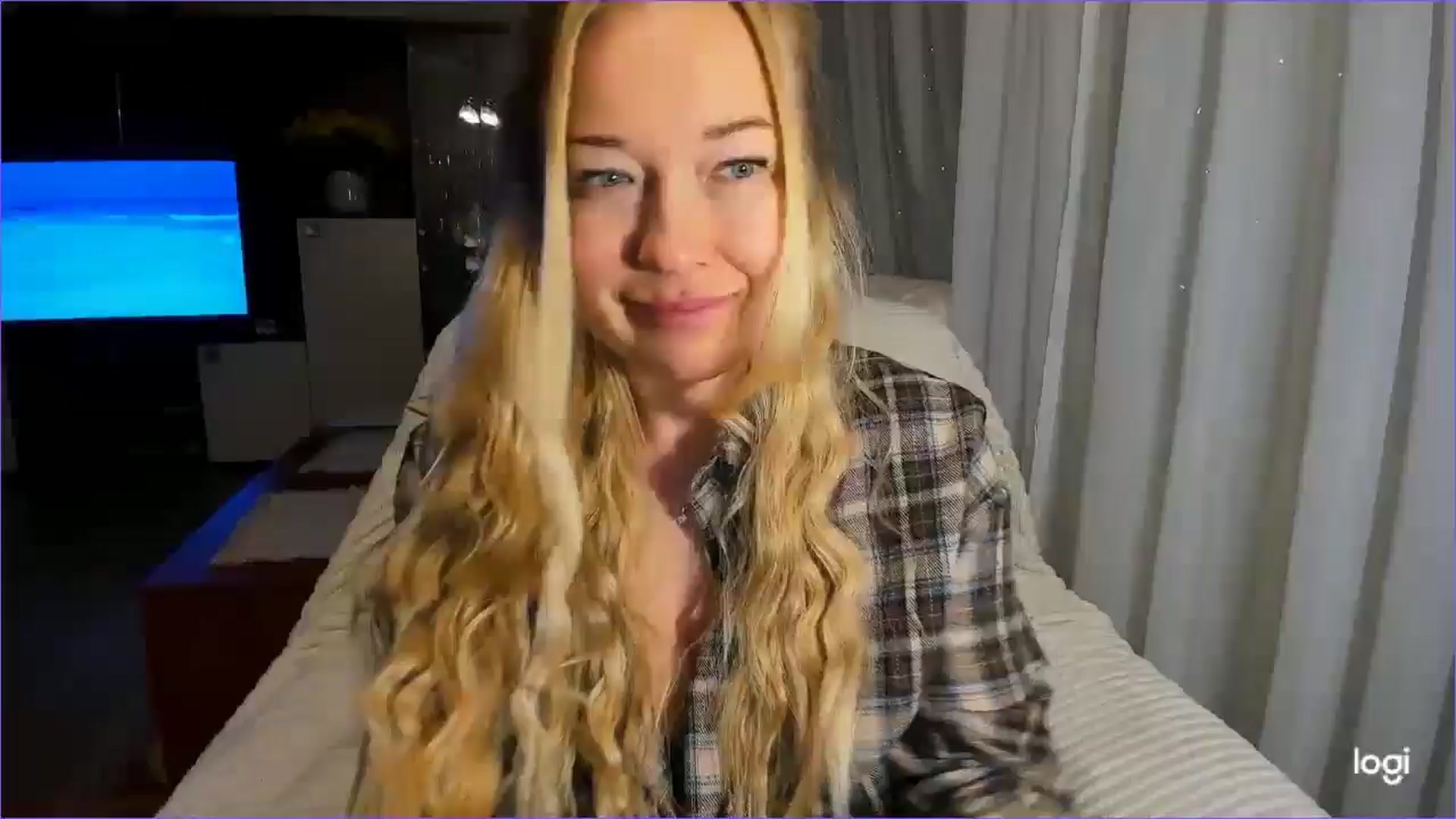Gallery image thumbnail from FlamingoBday's myfreecams stream on, 02/19/2025, 01:35 image 10 of 20