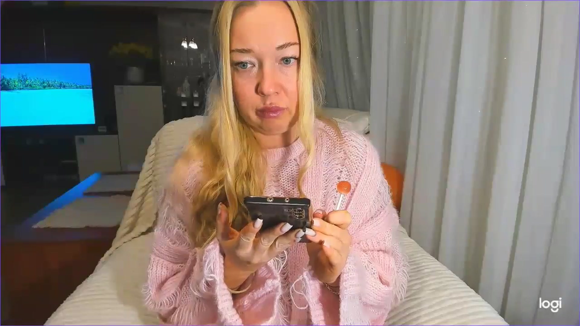 Gallery image thumbnail from FlamingoBday's myfreecams stream on, 02/20/2025, 24:04 image 18 of 20