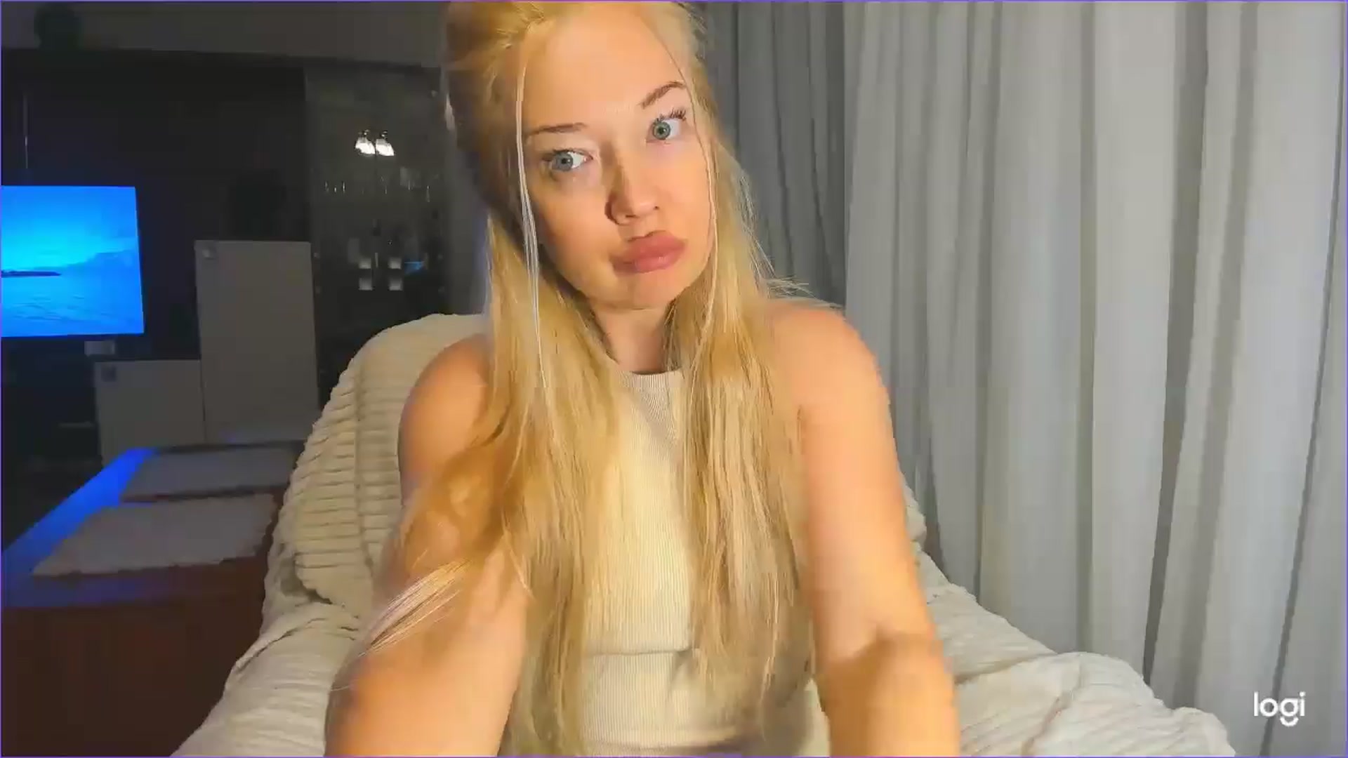 Gallery image thumbnail from FlamingoBday's myfreecams stream on, 02/26/2025, 02:00 image 3 of 20