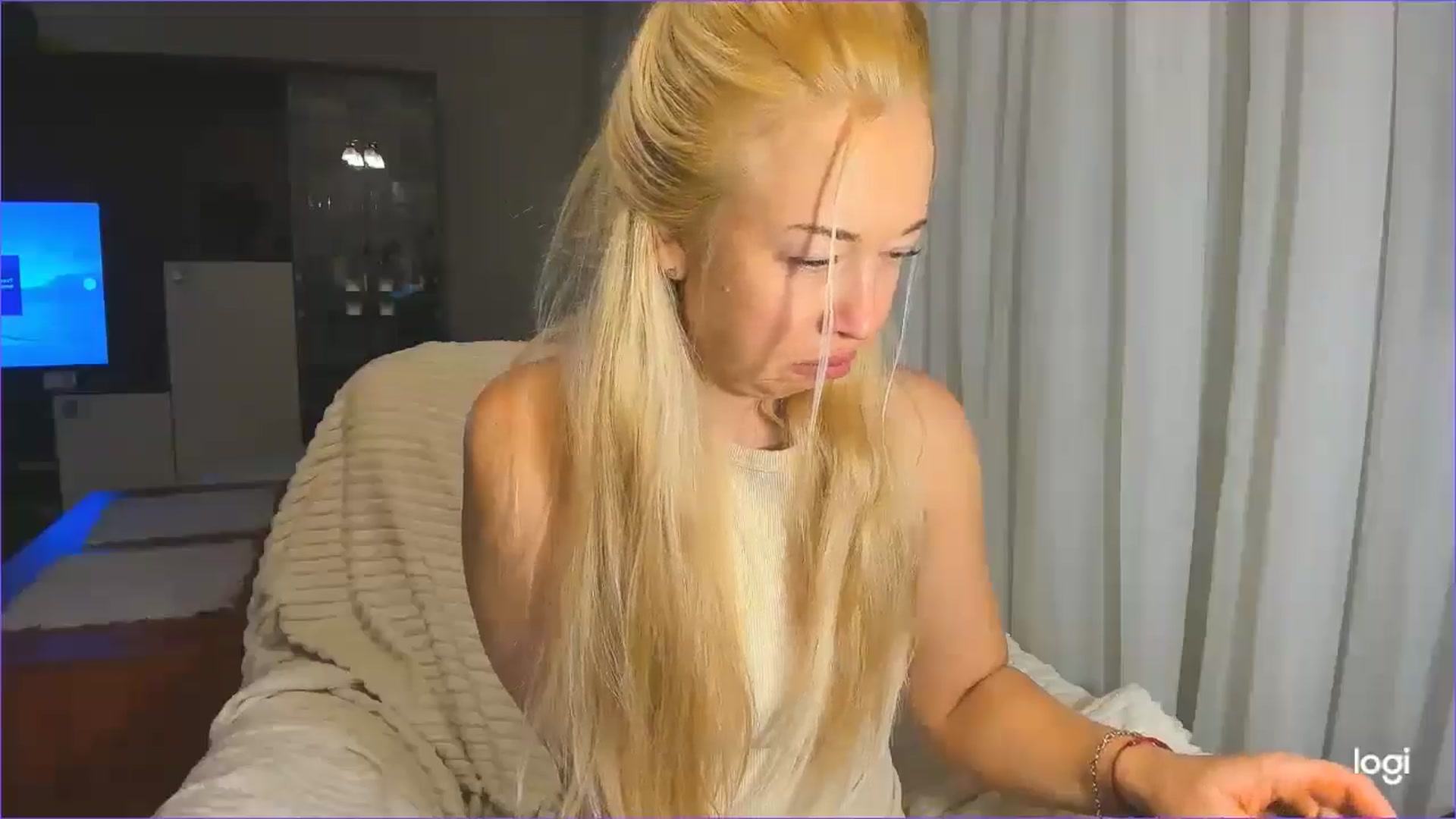 Gallery image thumbnail from FlamingoBday's myfreecams stream on, 02/26/2025, 02:00 image 13 of 20