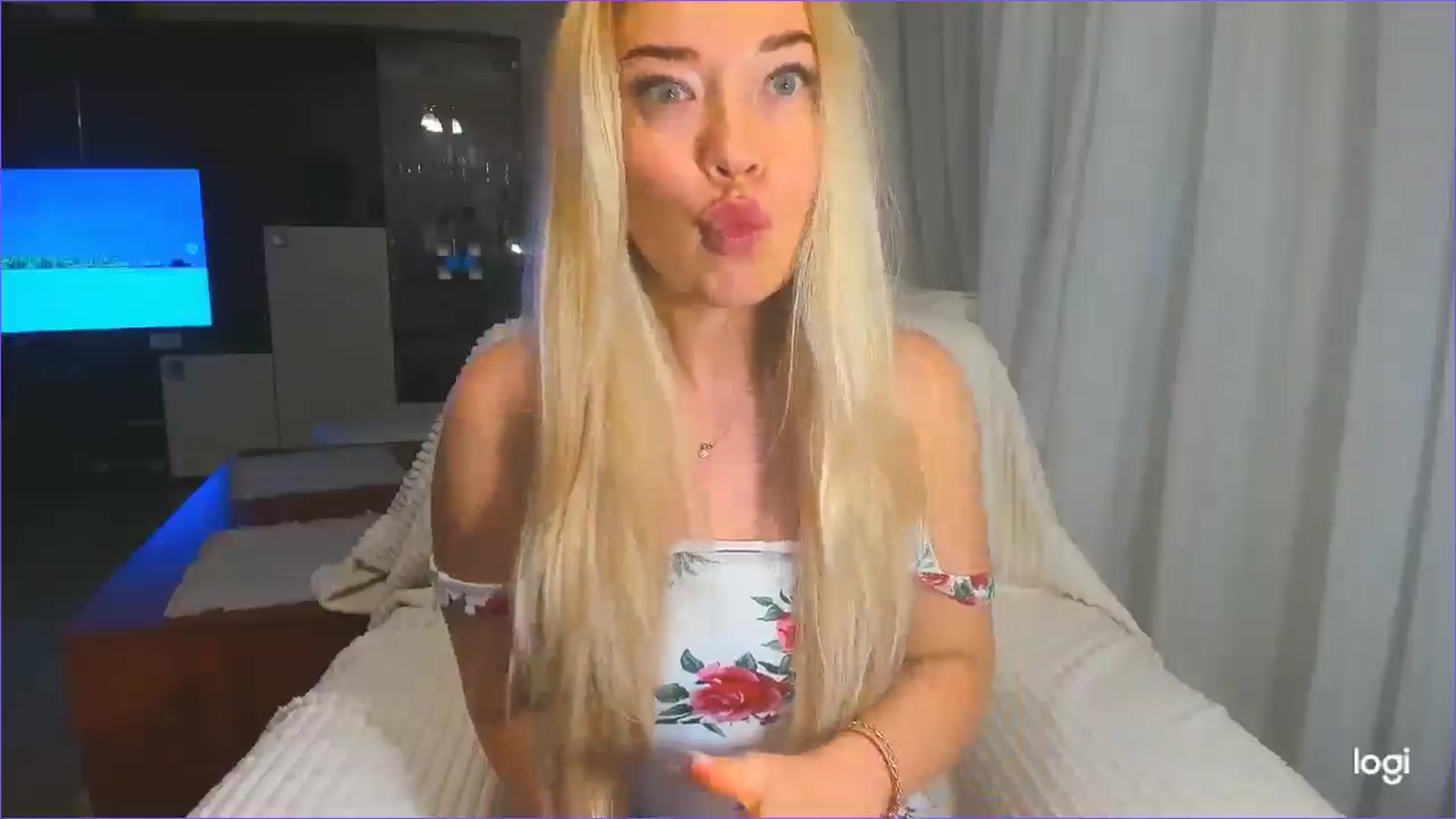 Gallery image thumbnail from FlamingoBday's myfreecams stream on, 02/28/2025, 01:10 image 10 of 20
