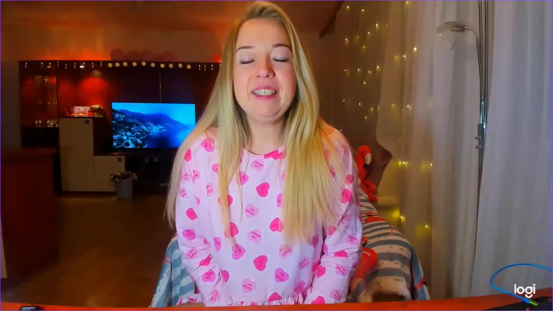 Gallery image thumbnail from FlamingoDream's myfreecams stream on, 03/17/2023, 04:05 image 17 of 20
