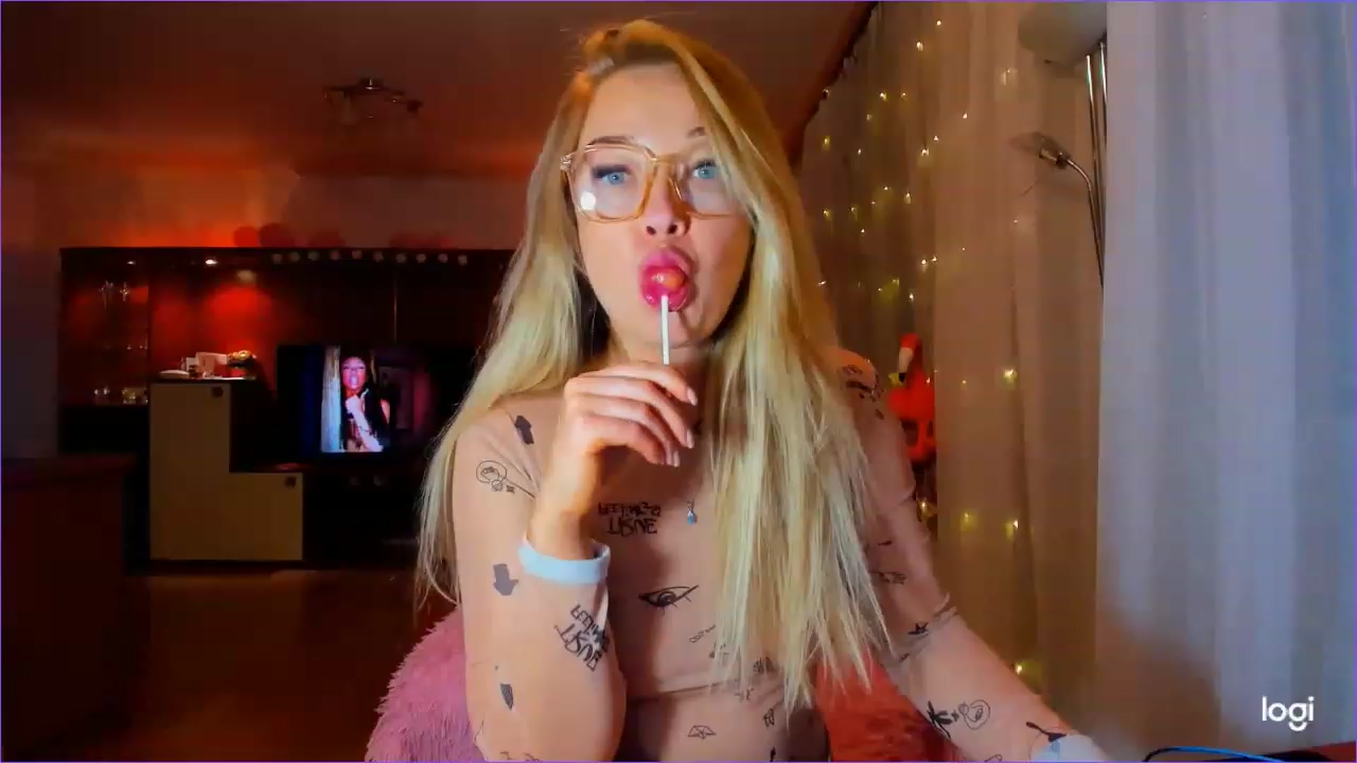 Gallery image thumbnail from FlamingoDream's myfreecams stream on, 04/28/2023, 24:01 image 8 of 20