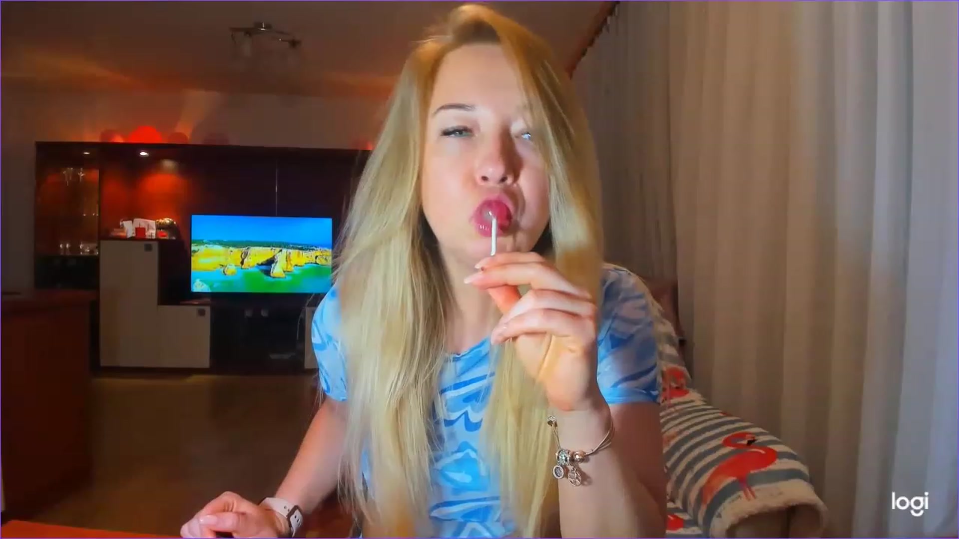 Gallery image thumbnail from FlamingoDream's myfreecams stream on, 06/06/2023, 22:16 image 15 of 20