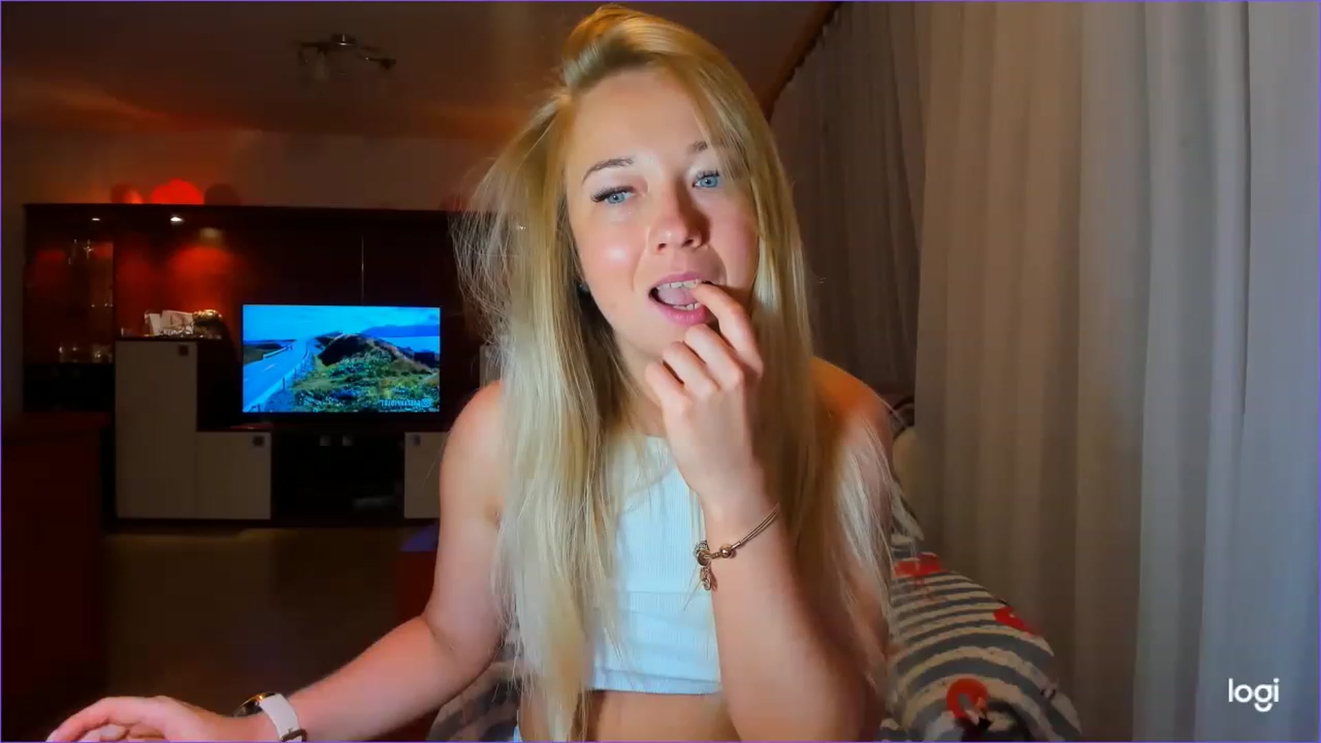 Gallery image thumbnail from FlamingoDream's myfreecams stream on, 06/14/2023, 24:09 image 18 of 20
