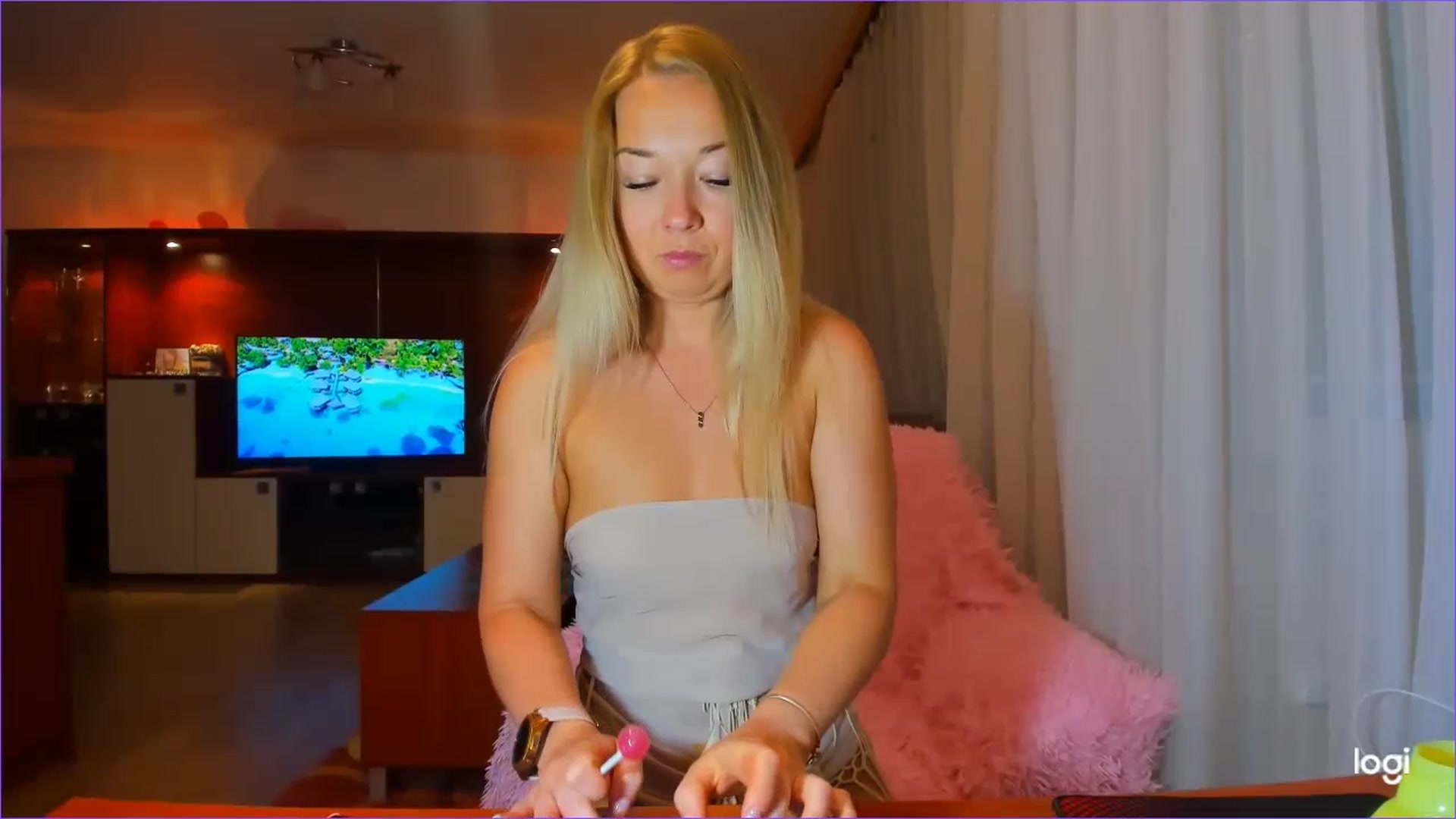 Gallery image thumbnail from FlamingoDream's myfreecams stream on, 07/04/2023, 22:19 image 8 of 20