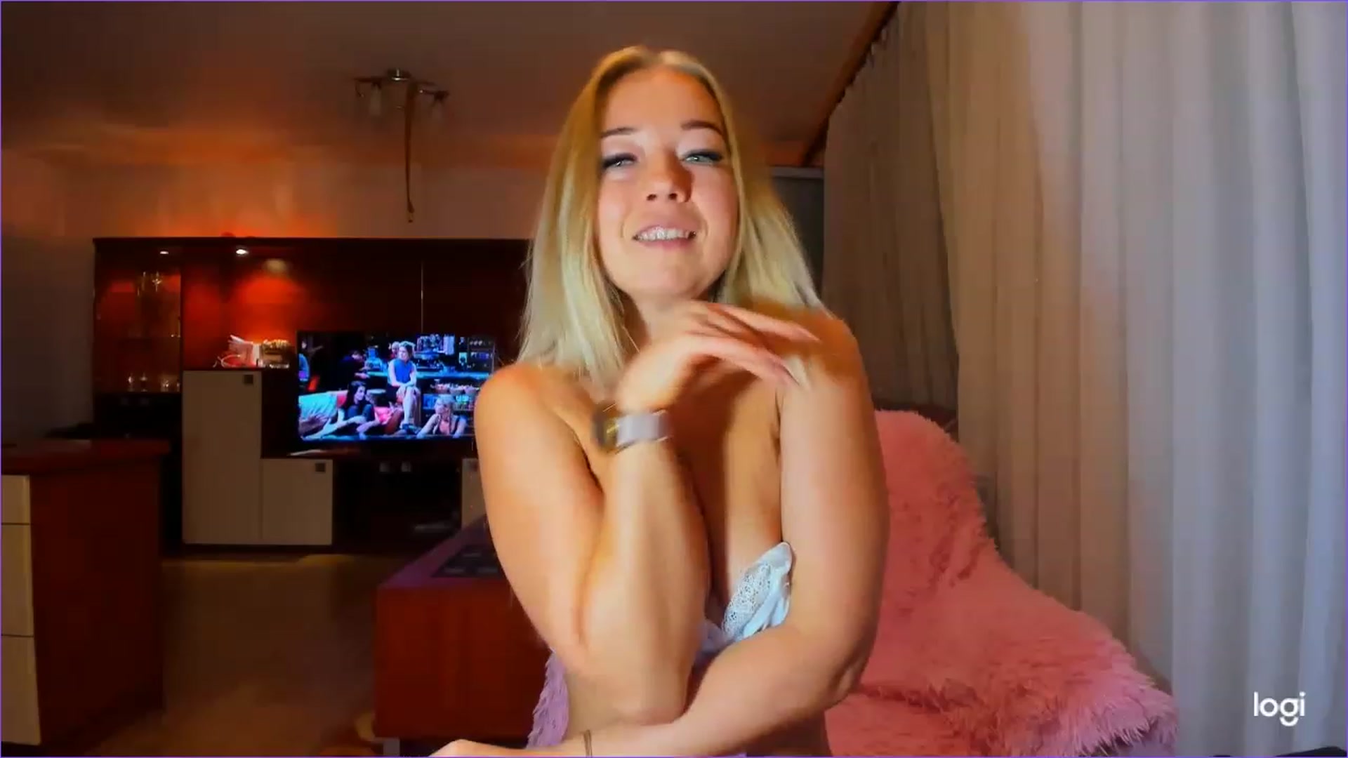 Gallery image thumbnail from FlamingoDream's myfreecams stream on, 08/03/2023, 21:13 image 3 of 20