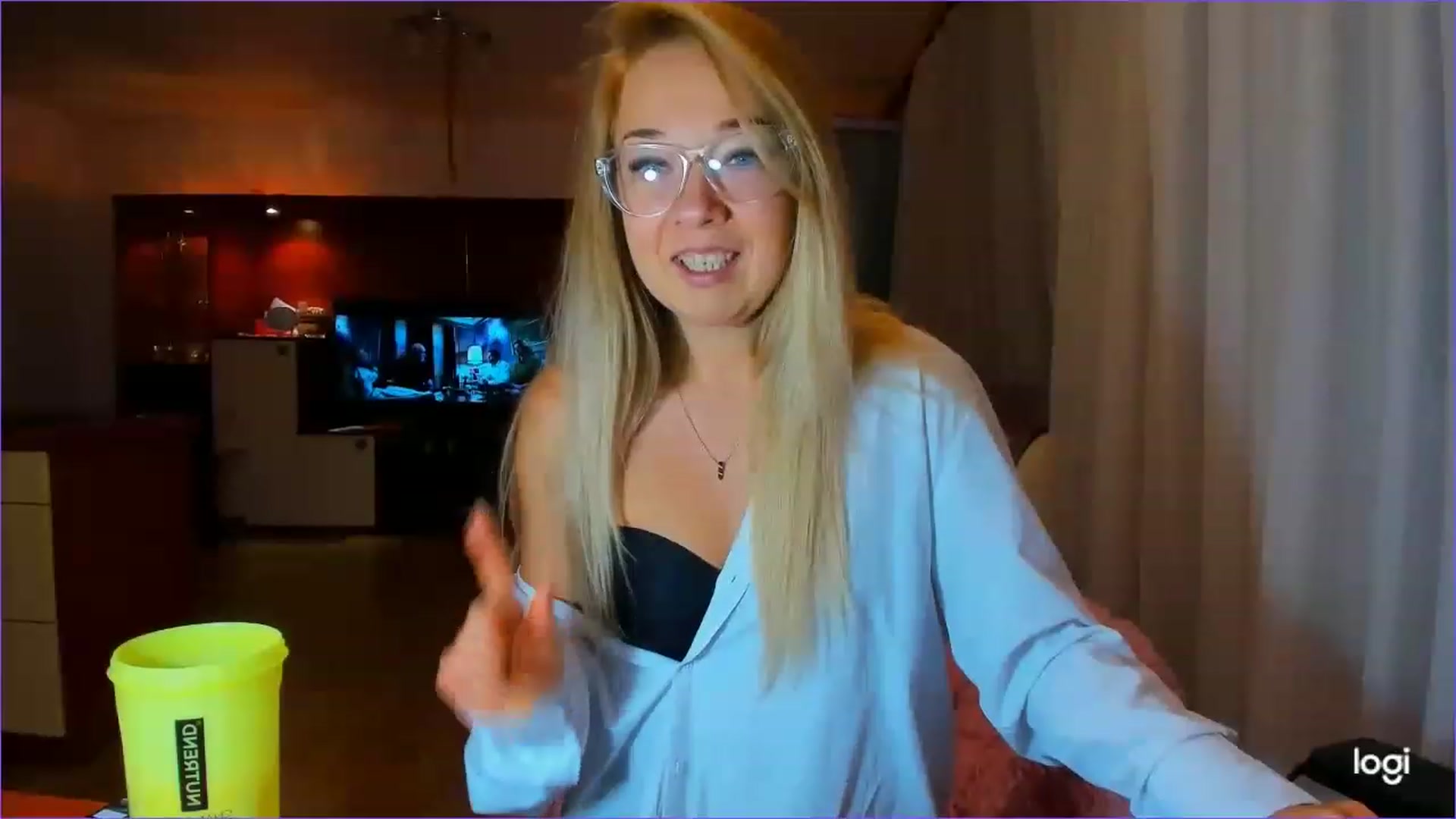 Gallery image thumbnail from FlamingoDream's myfreecams stream on, 08/08/2023, 21:00 image 19 of 20