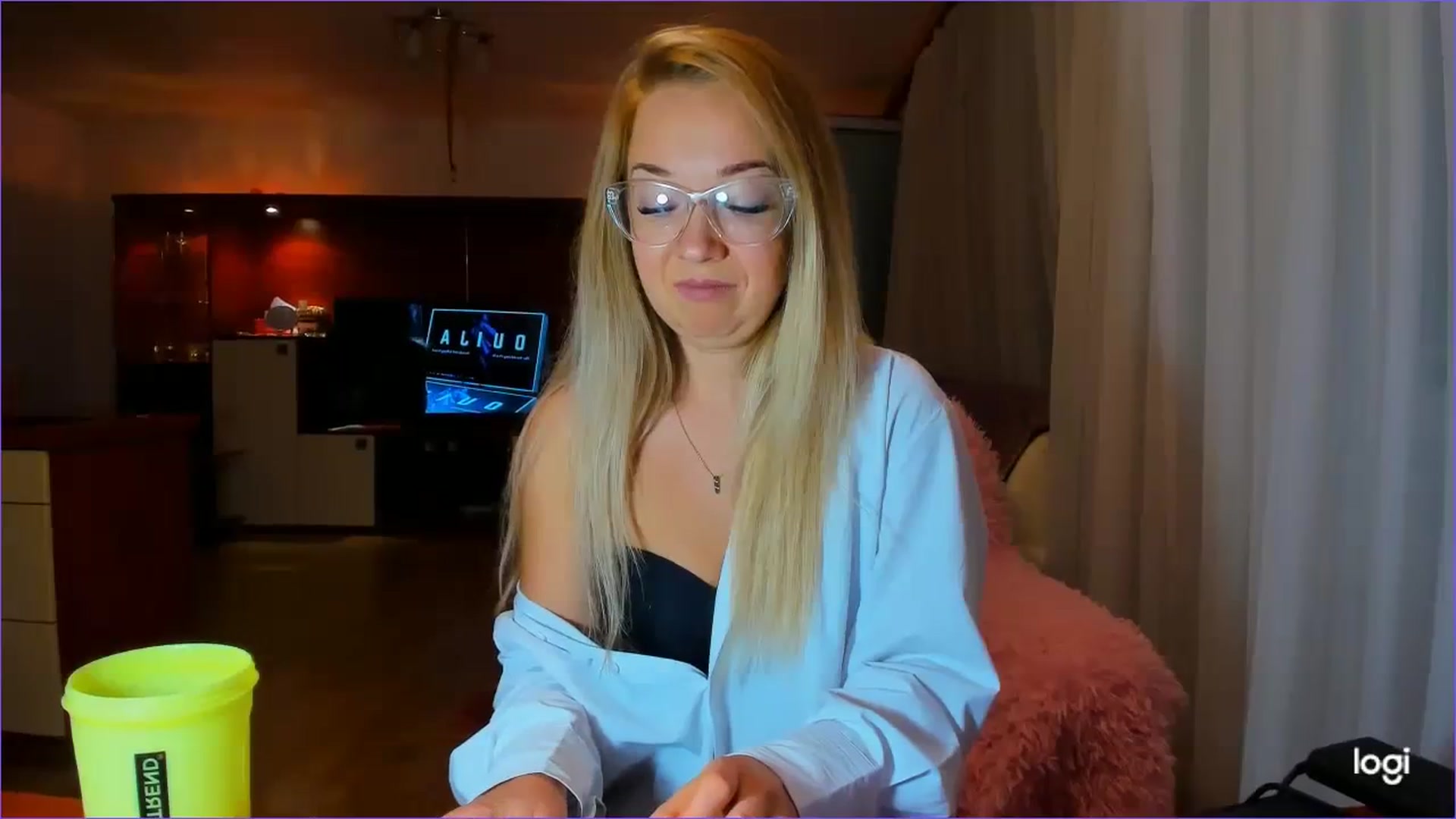 Gallery image thumbnail from FlamingoDream's myfreecams stream on, 08/08/2023, 21:46 image 15 of 20