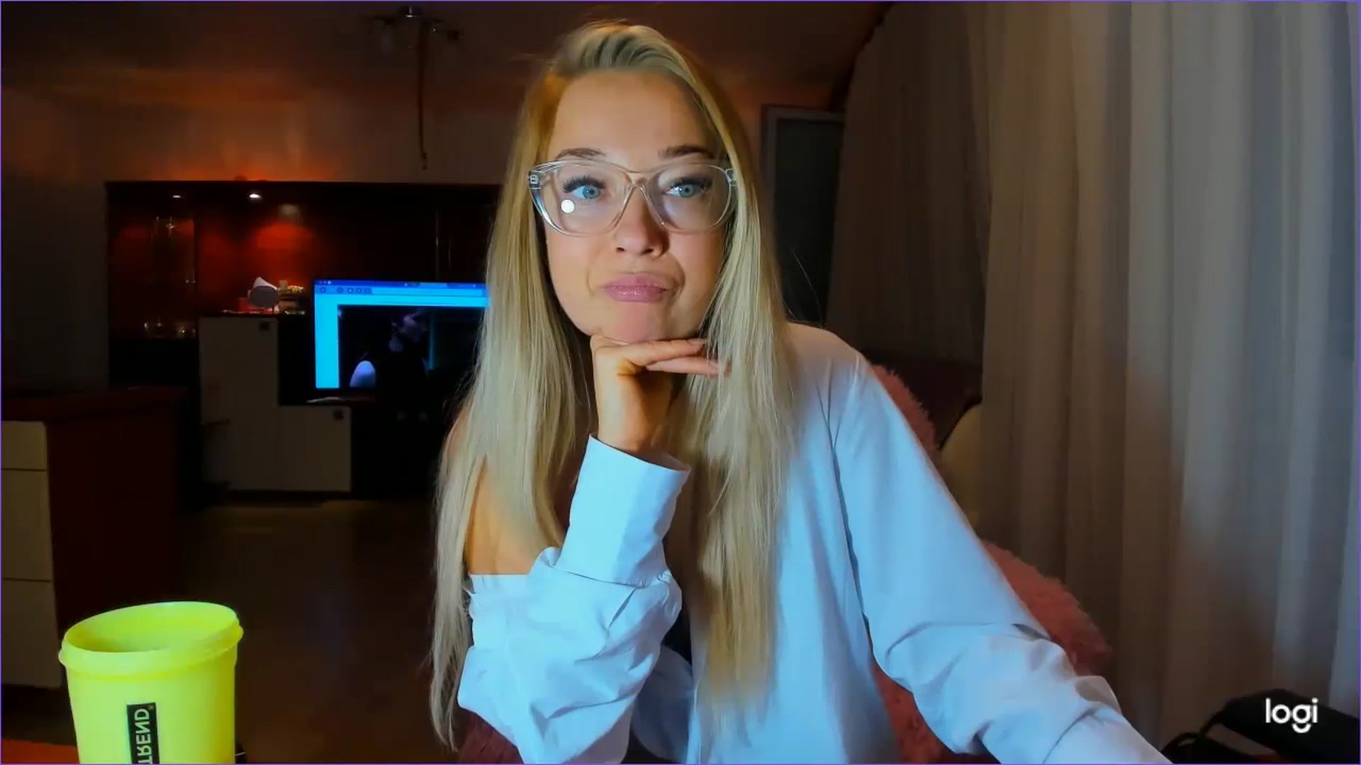 Gallery image thumbnail from FlamingoDream's myfreecams stream on, 08/08/2023, 21:46 image 10 of 20