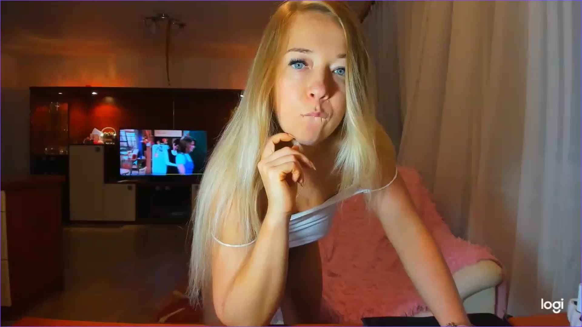 Gallery image thumbnail from FlamingoDream's myfreecams stream on, 08/14/2023, 22:00 image 16 of 20