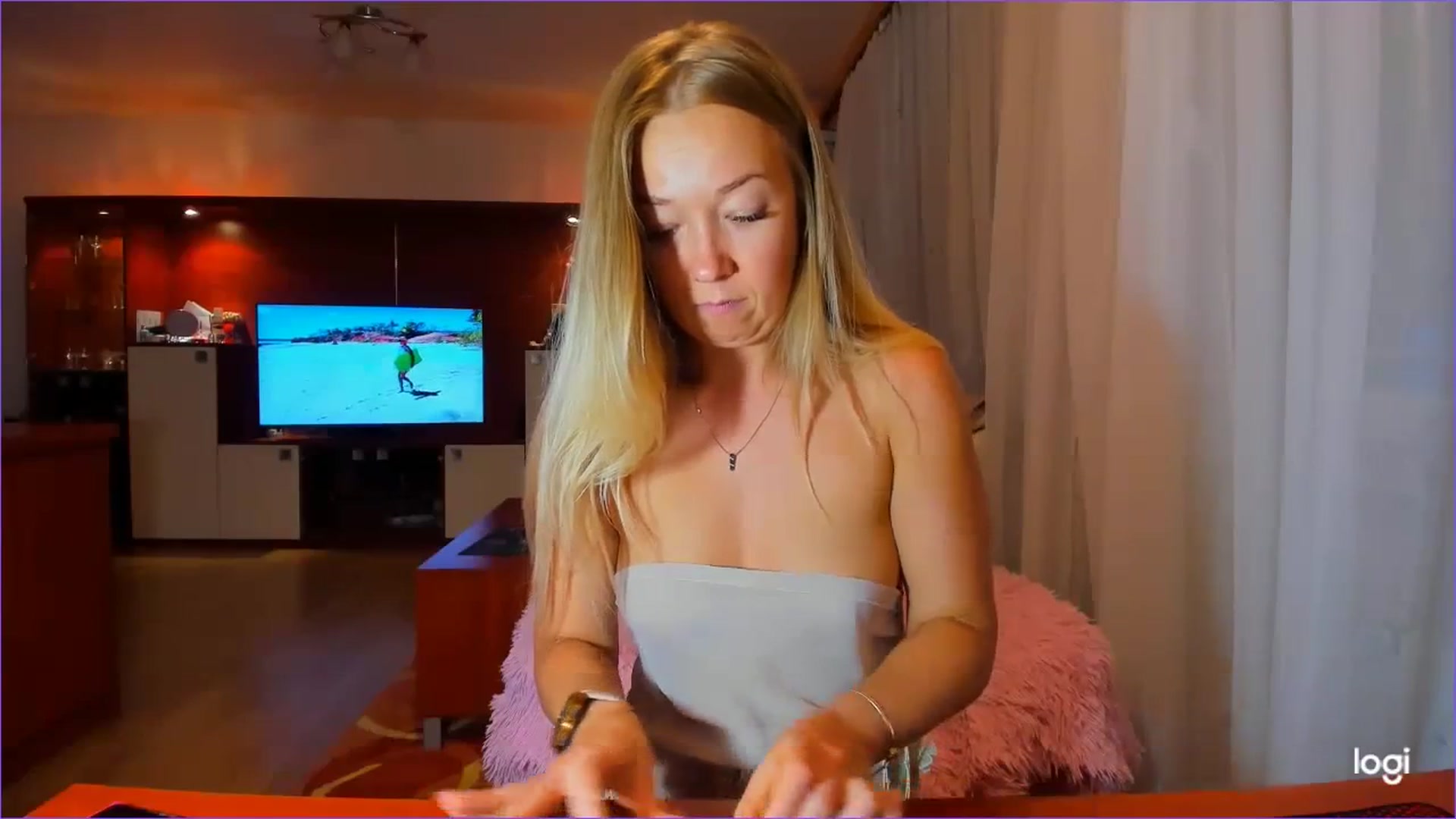 Gallery image thumbnail from FlamingoDream's myfreecams stream on, 09/27/2023, 23:24 image 11 of 20