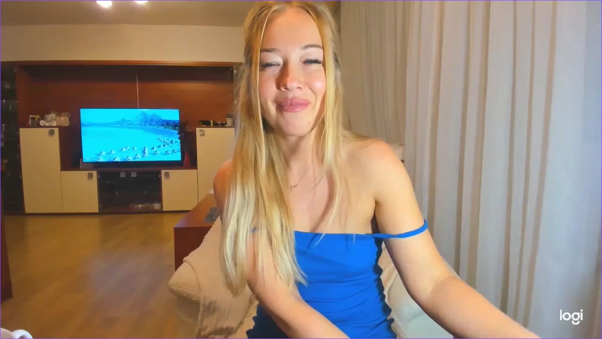 Gallery image thumbnail from FlamingoDream's myfreecams stream on, 06/19/2024, 02:31 image 7 of 20