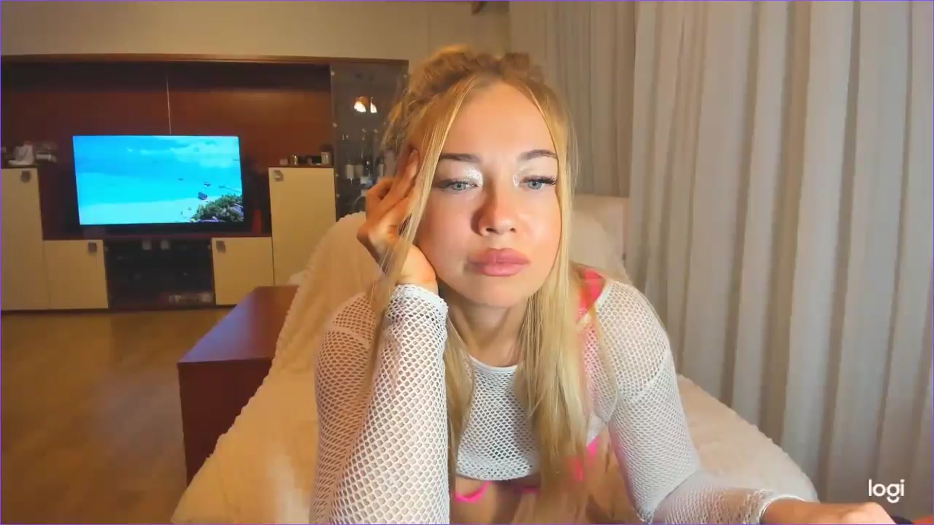 Gallery image thumbnail from FlamingoDream's myfreecams stream on, 06/21/2024, 24:07 image 8 of 20