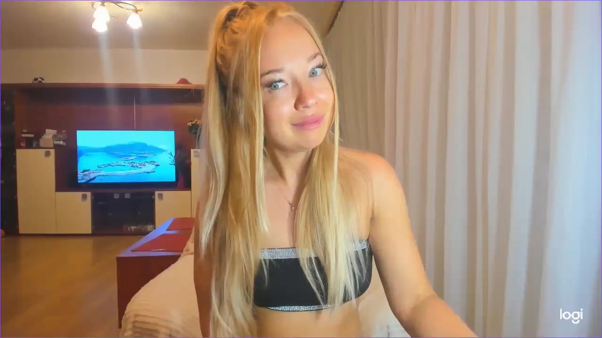 Gallery image thumbnail from FlamingoDream's myfreecams stream on, 07/25/2024, 02:06 image 13 of 20