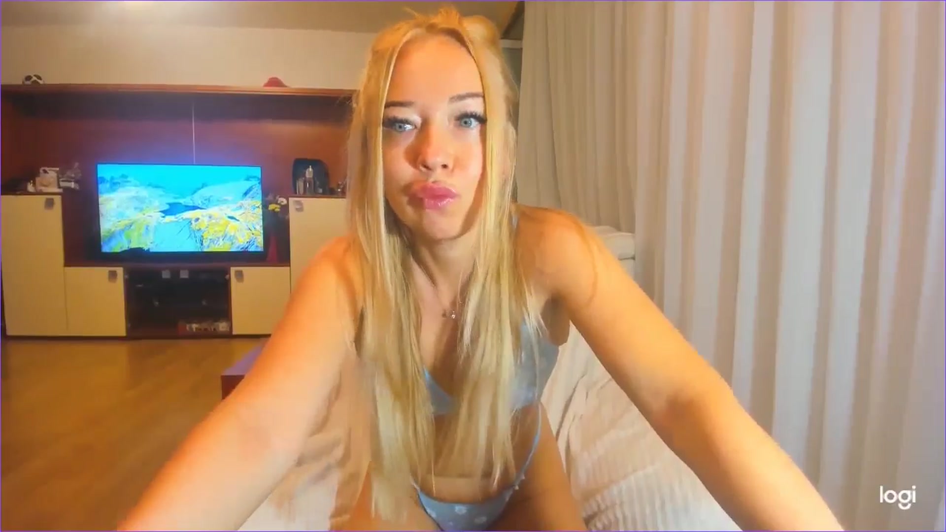 Gallery image thumbnail from FlamingoDream's myfreecams stream on, 08/01/2024, 23:49 image 10 of 20