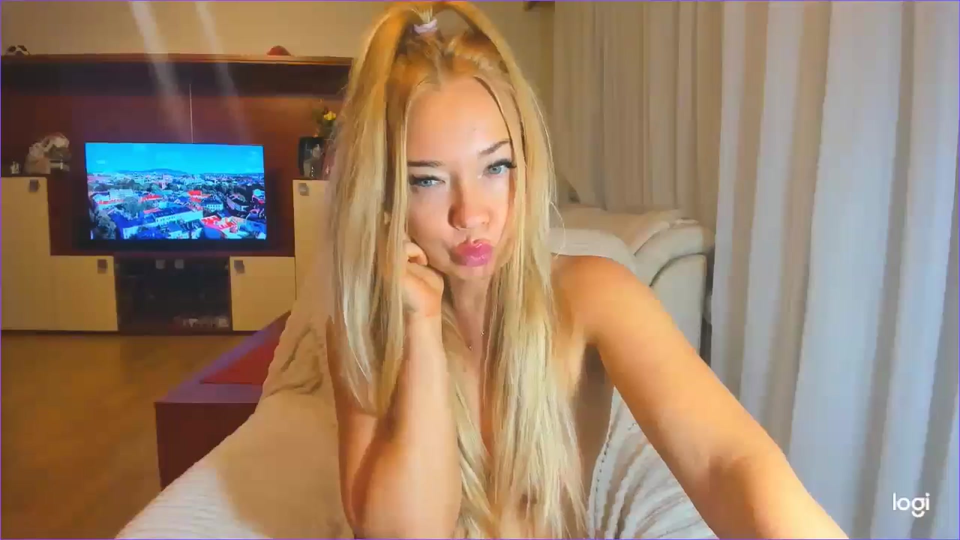 Gallery image thumbnail from FlamingoDream's myfreecams stream on, 08/06/2024, 04:03 image 9 of 20
