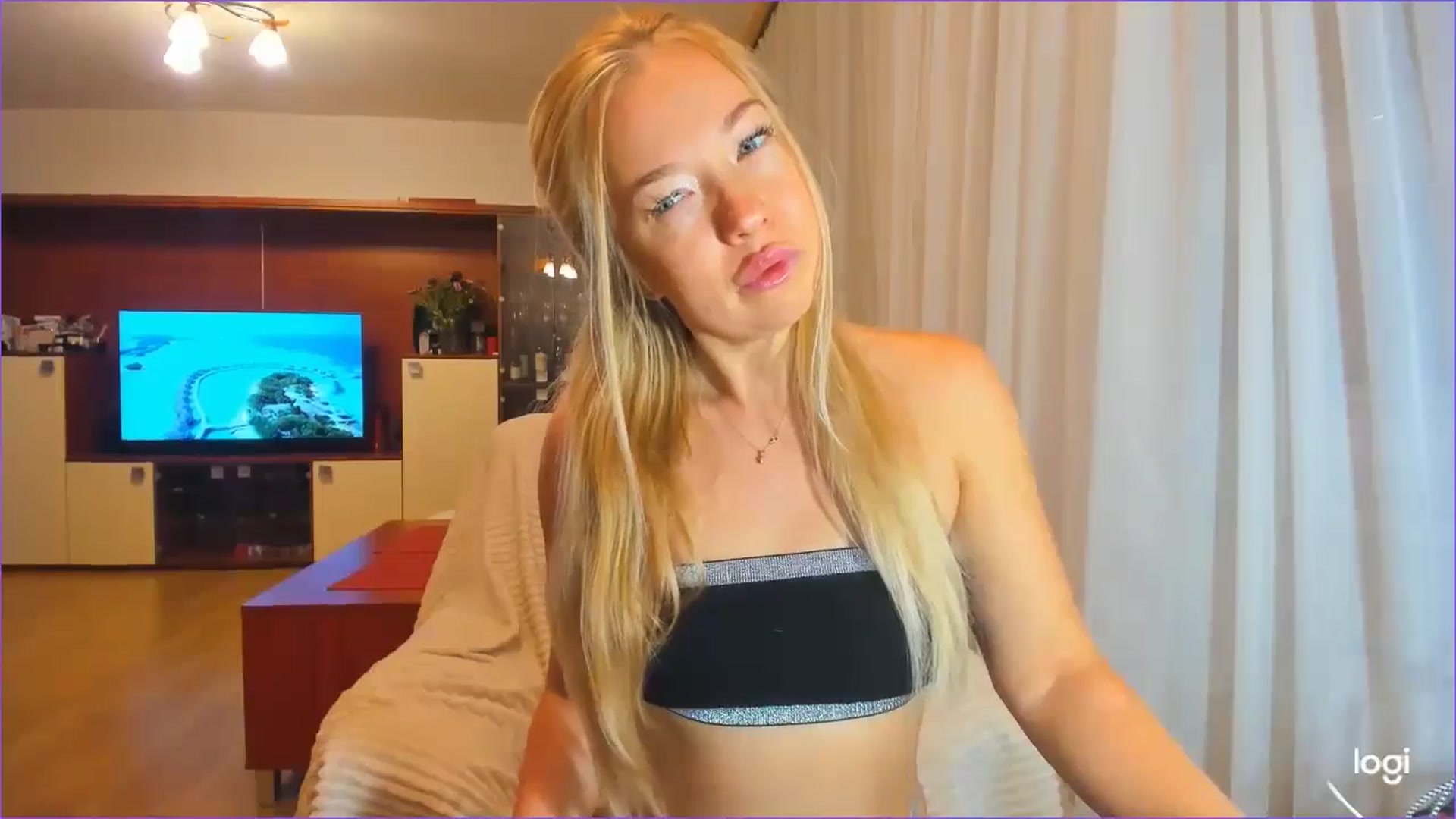 Gallery image thumbnail from FlamingoDream's myfreecams stream on, 09/19/2024, 23:06 image 11 of 20