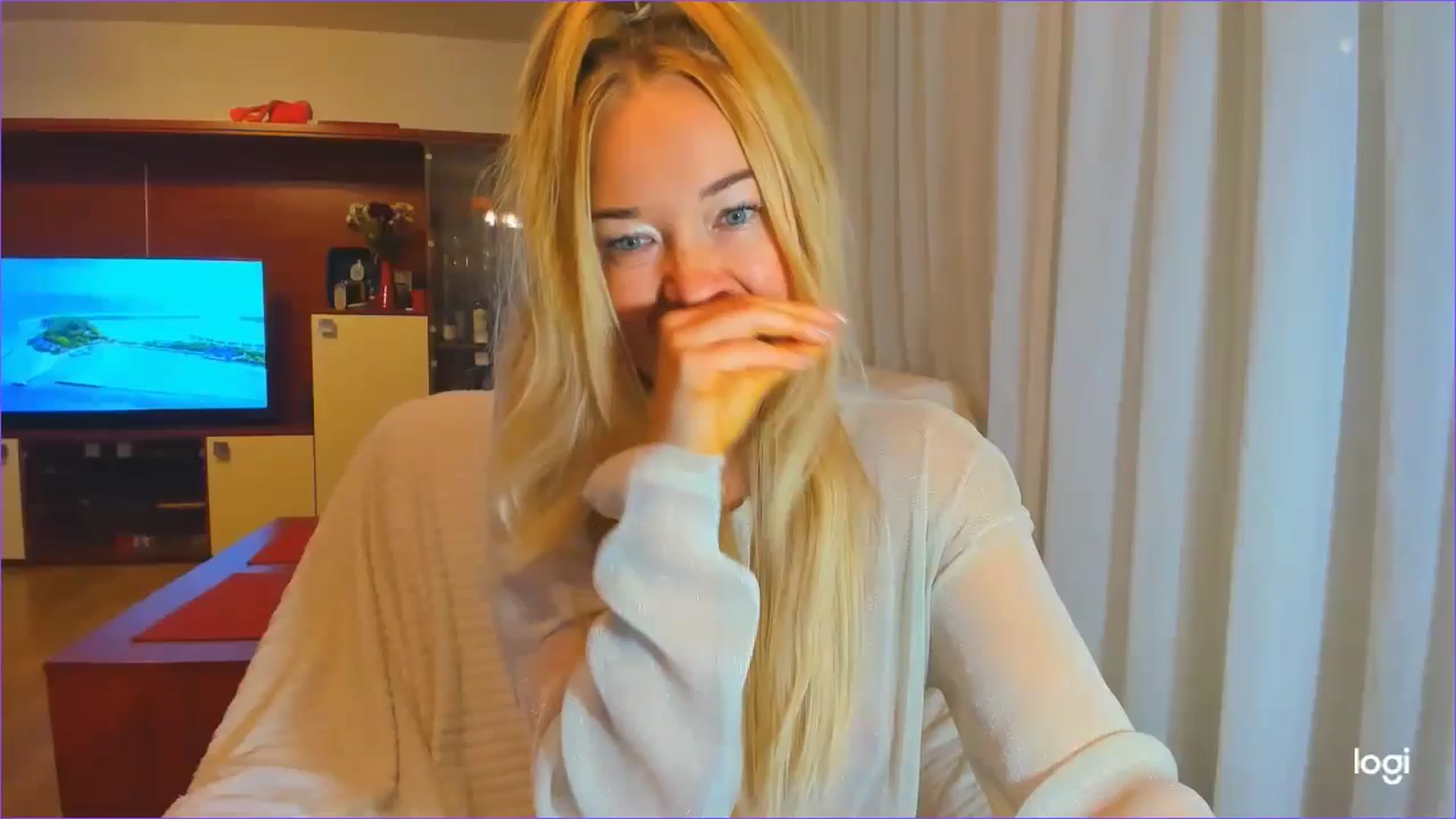 Gallery image thumbnail from FlamingoDream's myfreecams stream on, 10/03/2024, 23:12 image 12 of 20
