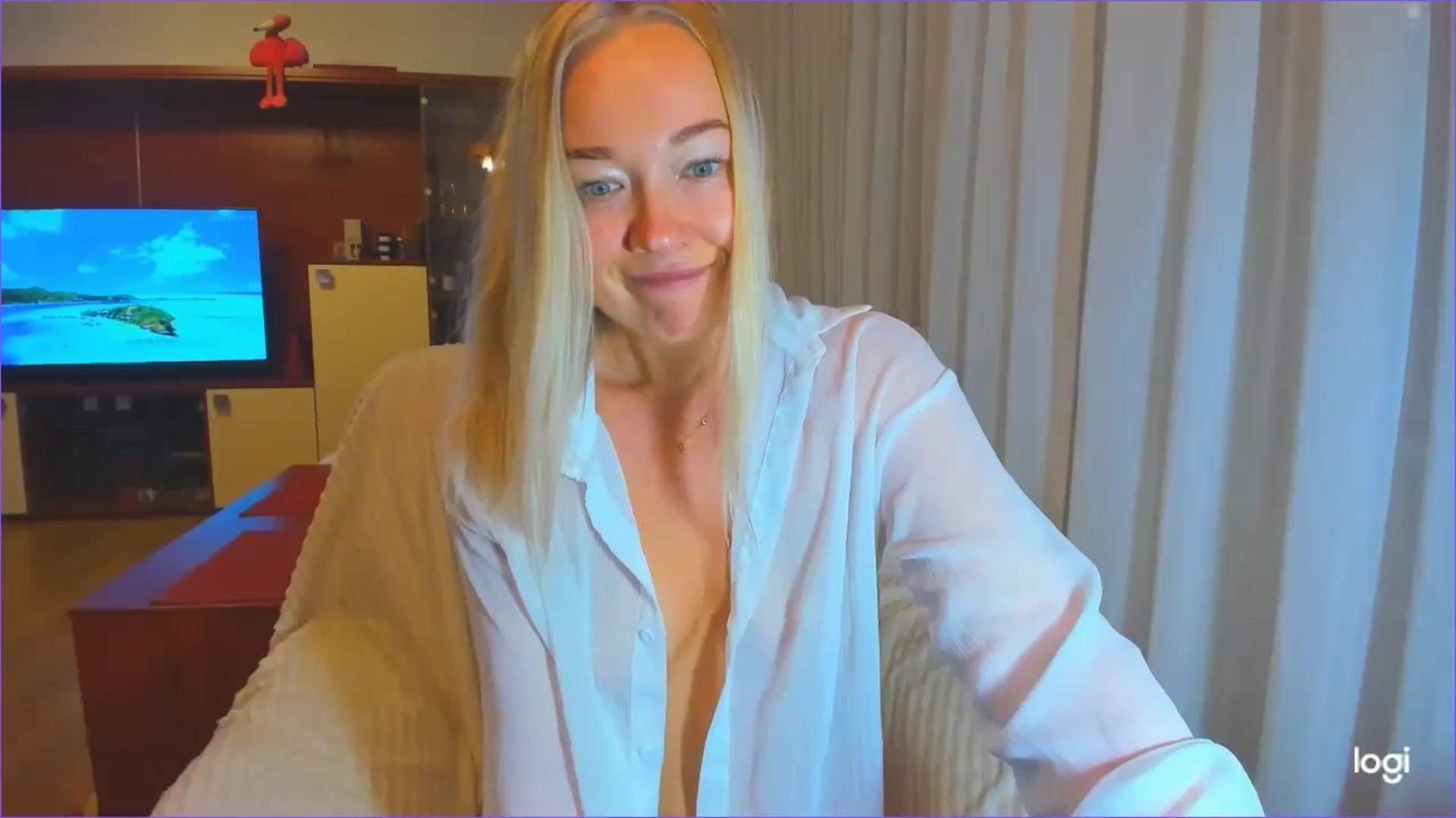 Gallery image thumbnail from FlamingoDream's myfreecams stream on, 10/15/2024, 22:56 image 9 of 20