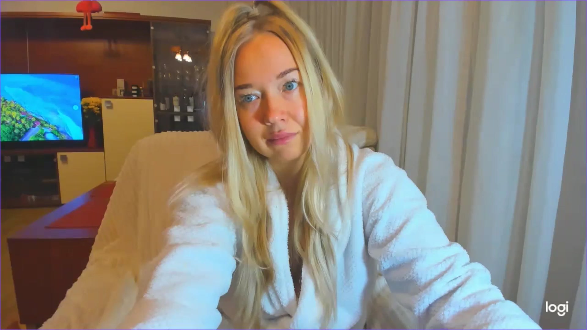 Gallery image thumbnail from FlamingoDream's myfreecams stream on, 10/17/2024, 03:43 image 13 of 20