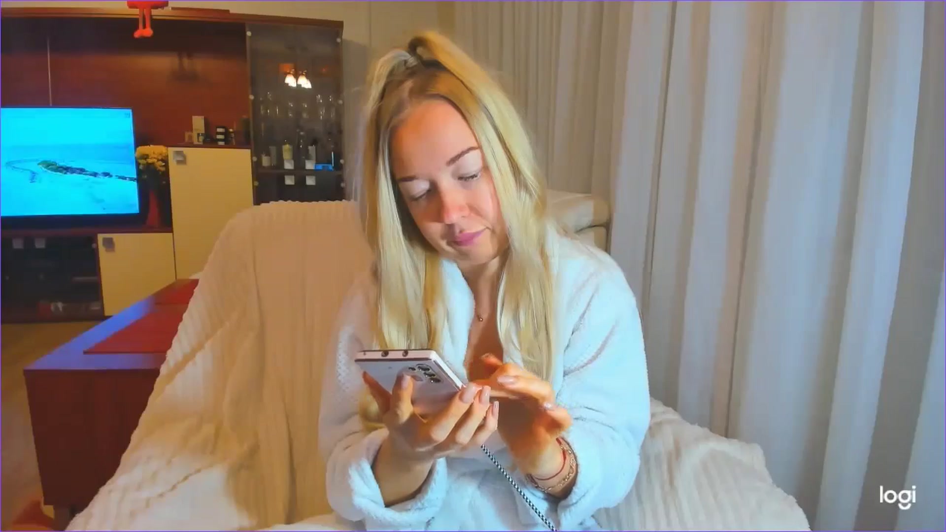Gallery image thumbnail from FlamingoDream's myfreecams stream on, 10/17/2024, 03:43 image 20 of 20