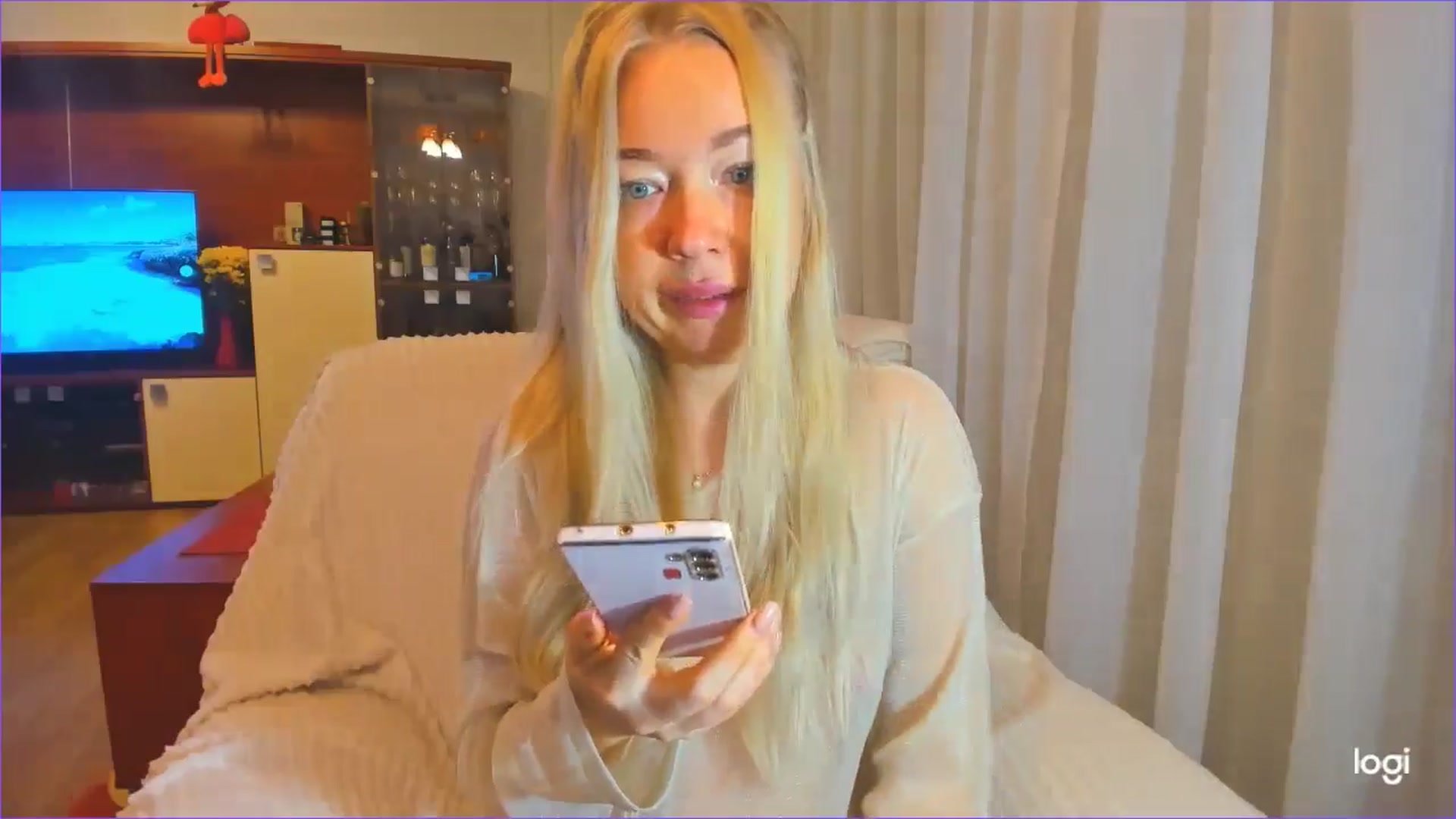 Gallery image thumbnail from FlamingoDream's myfreecams stream on, 10/17/2024, 21:19 image 16 of 20