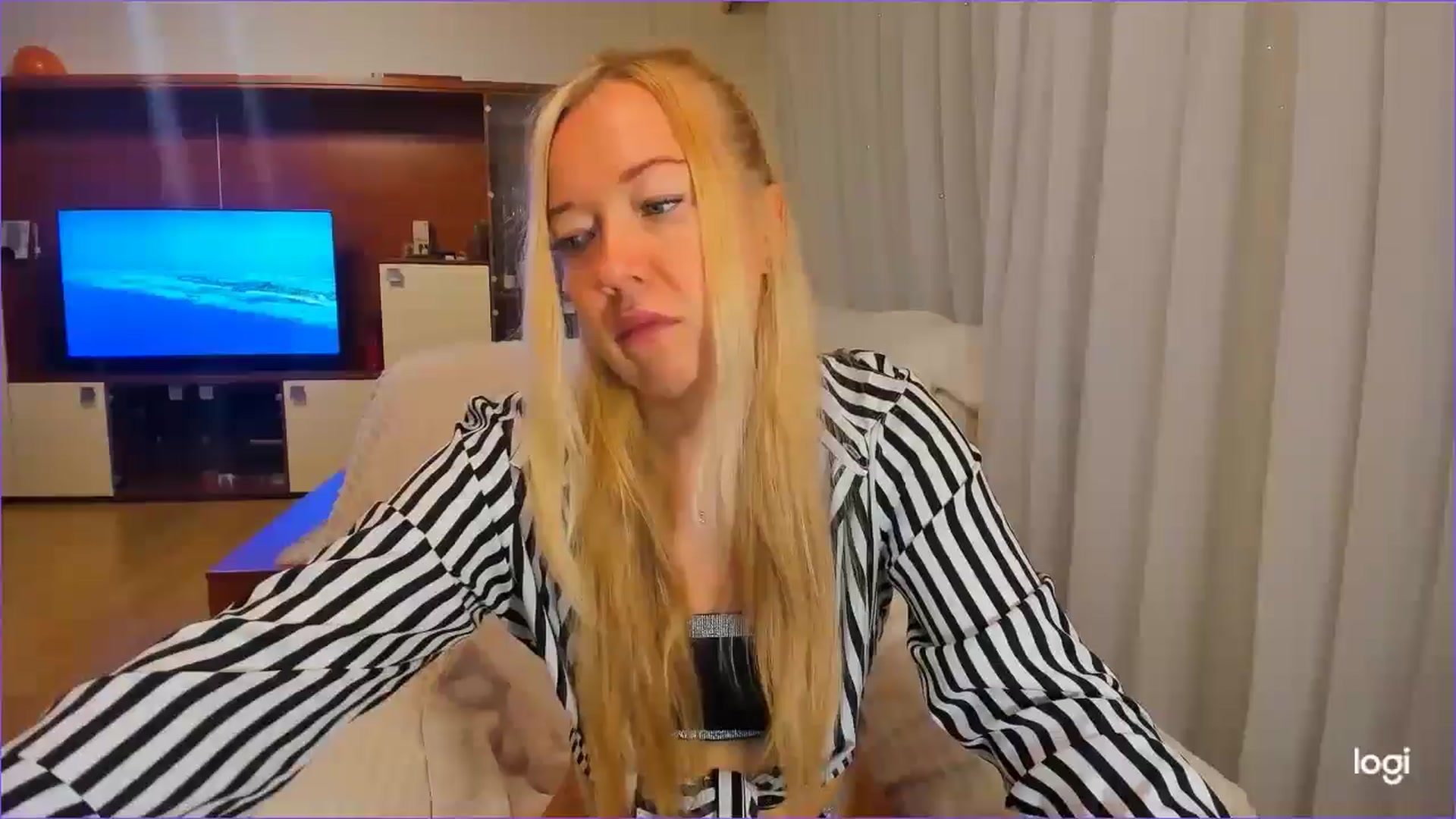 Gallery image thumbnail from FlamingoDream's myfreecams stream on, 11/13/2024, 23:11 image 19 of 20
