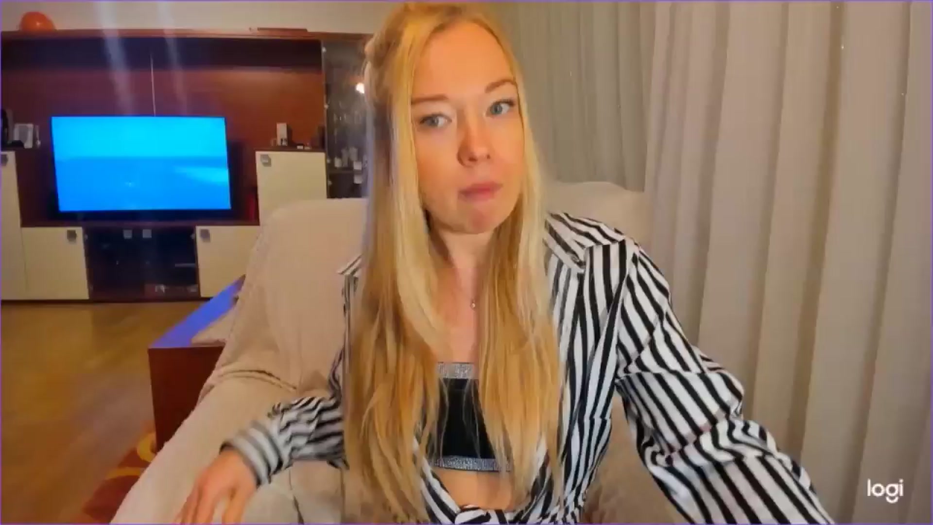 Gallery image thumbnail from FlamingoDream's myfreecams stream on, 11/13/2024, 23:11 image 10 of 20