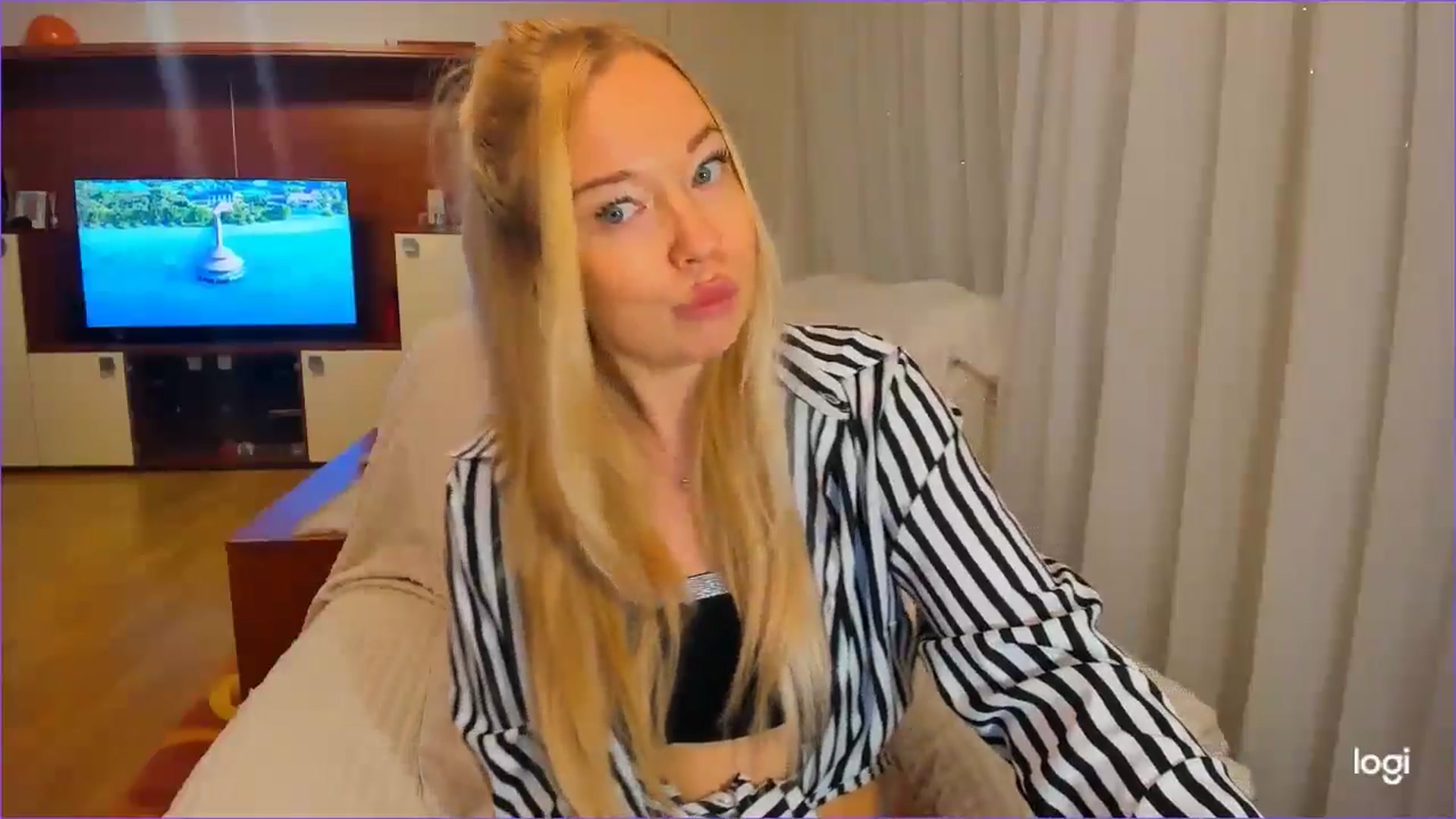 Gallery image thumbnail from FlamingoDream's myfreecams stream on, 11/13/2024, 23:11 image 5 of 20