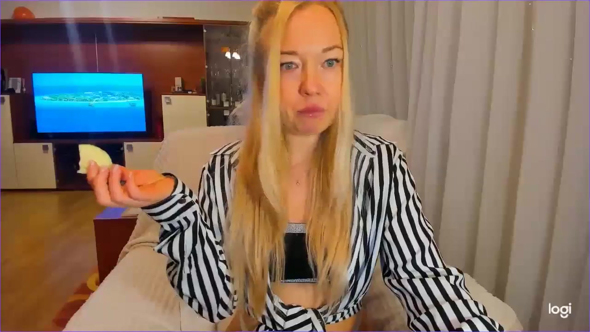 Gallery image thumbnail from FlamingoDream's myfreecams stream on, 11/13/2024, 23:11 image 12 of 20