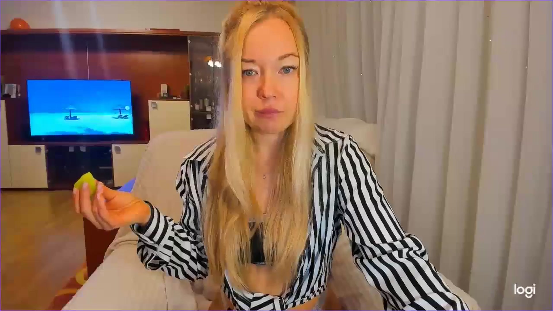 Gallery image thumbnail from FlamingoDream's myfreecams stream on, 11/13/2024, 23:11 image 16 of 20