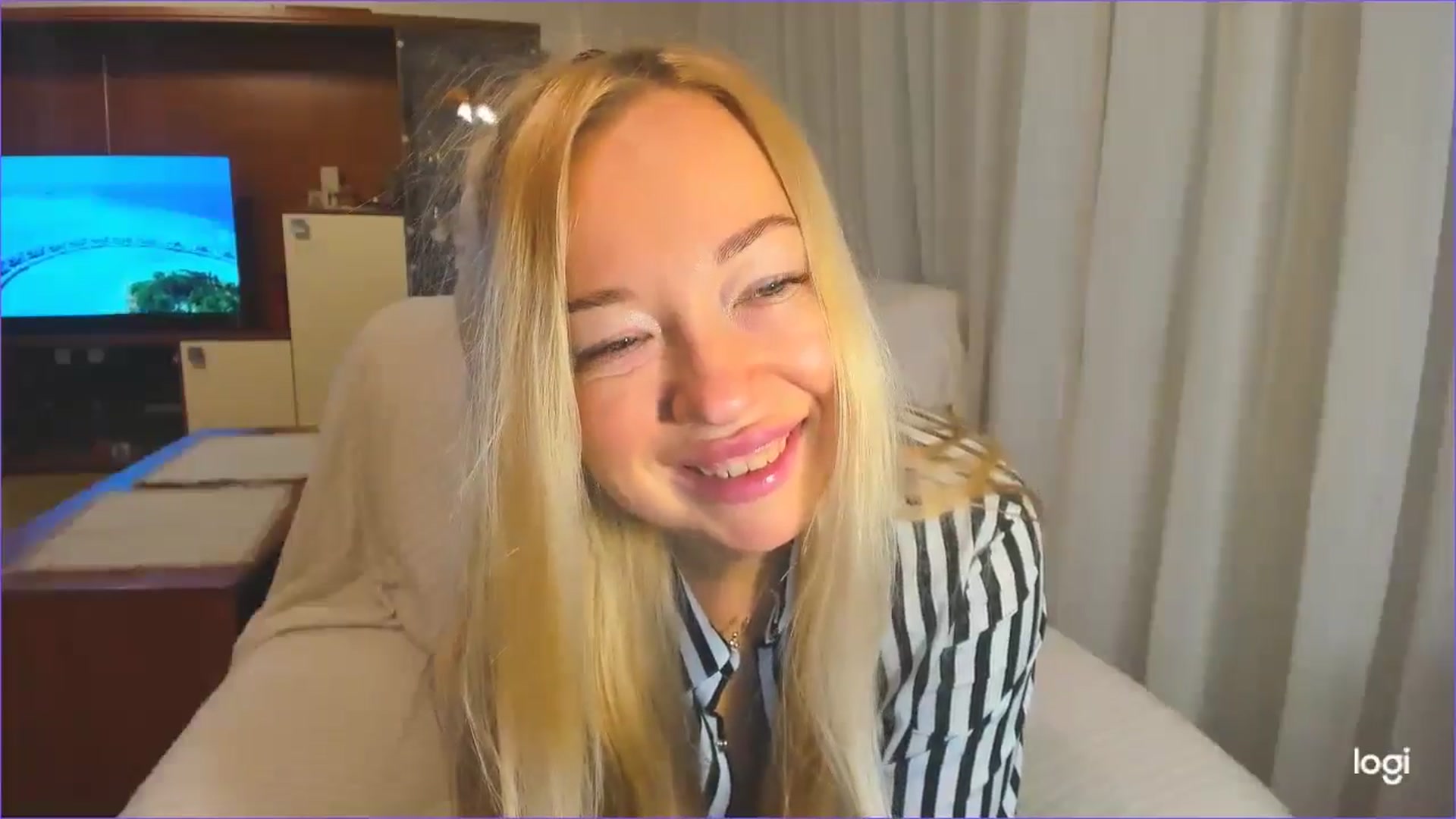 Gallery image thumbnail from FlamingoDream's myfreecams stream on, 11/20/2024, 24:16 image 14 of 20