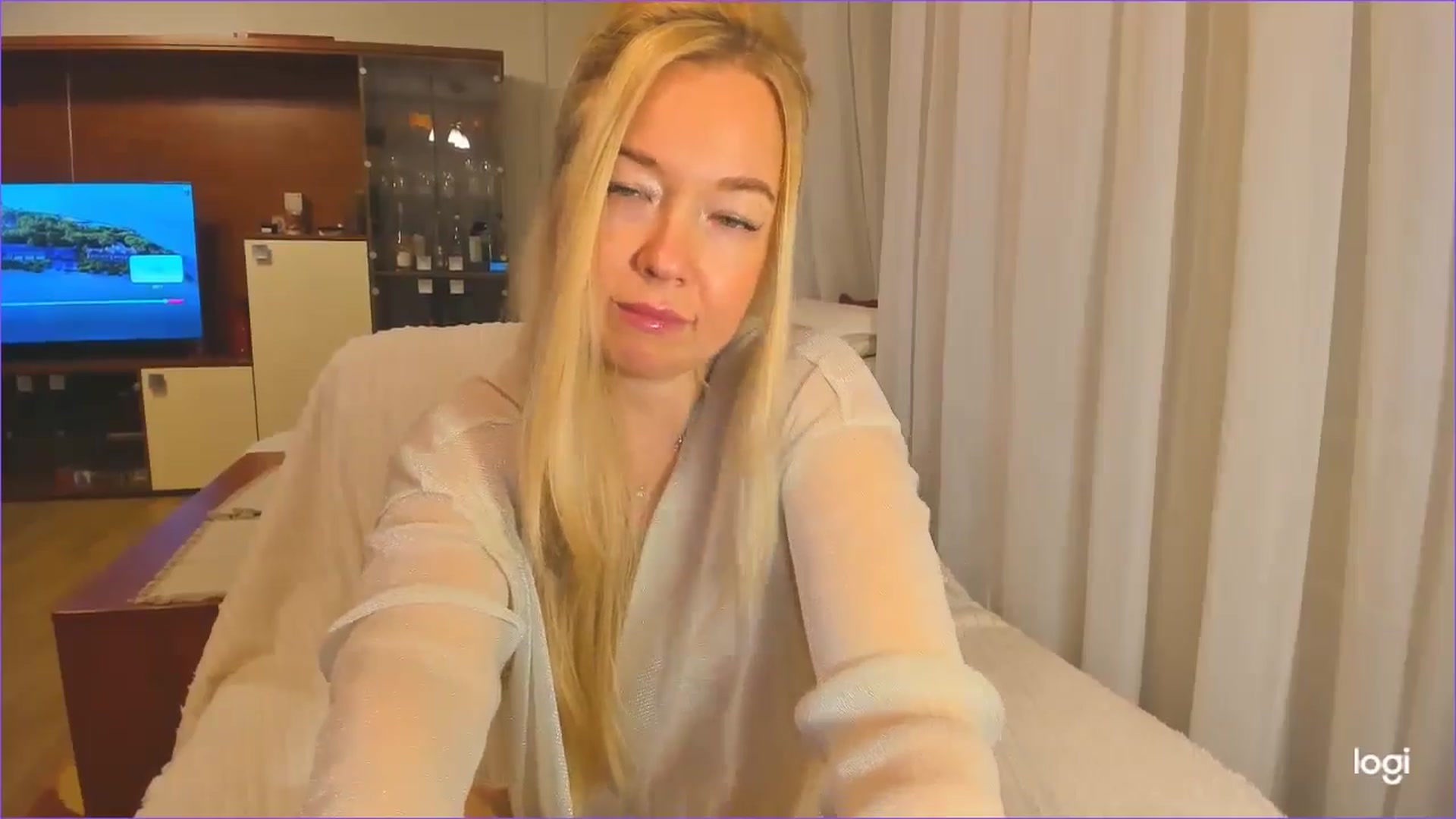 Gallery image thumbnail from FlamingoDream's myfreecams stream on, 11/21/2024, 23:23 image 10 of 20
