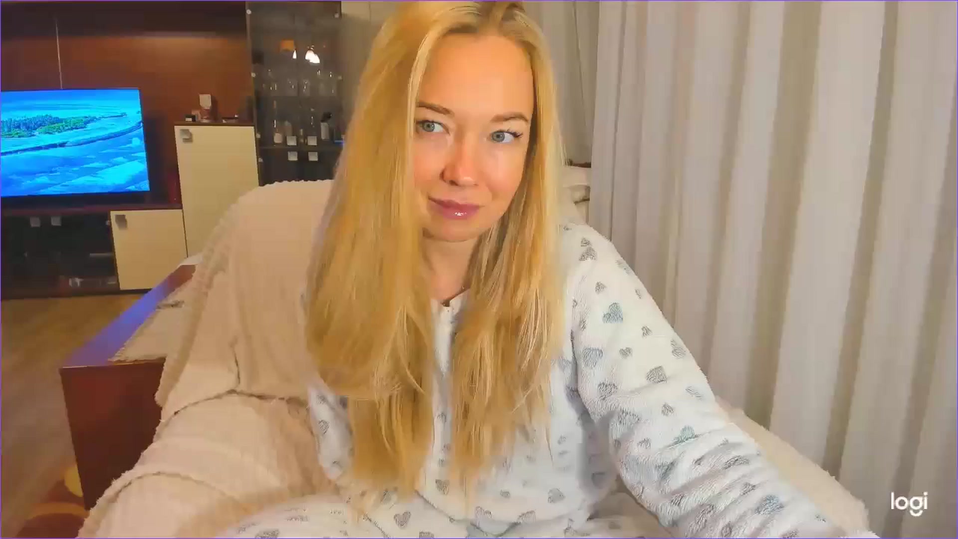 Gallery image thumbnail from FlamingoDream's myfreecams stream on, 11/22/2024, 03:58 image 15 of 20
