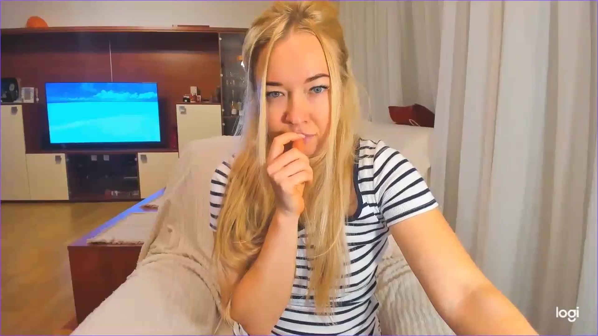 Gallery image thumbnail from FlamingoDream's myfreecams stream on, 11/27/2024, 01:16 image 6 of 20
