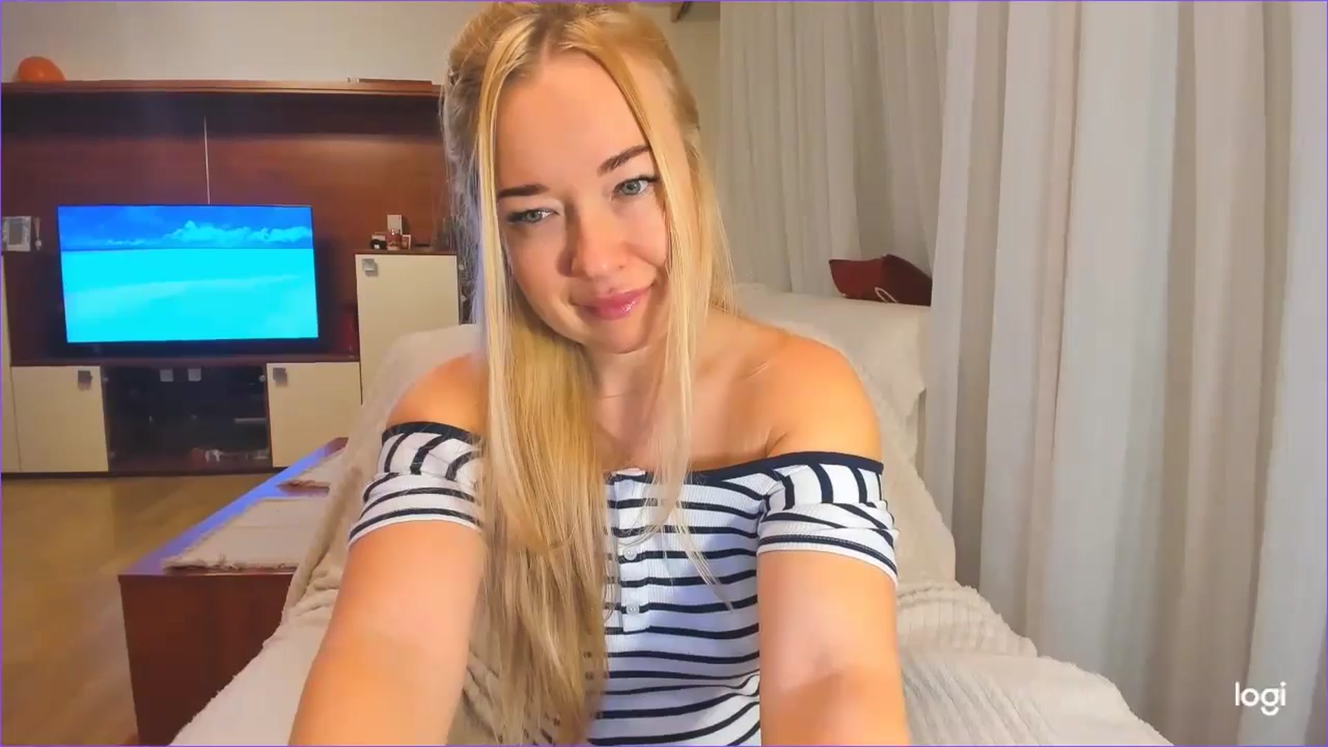 Gallery image thumbnail from FlamingoDream's myfreecams stream on, 11/27/2024, 01:52 image 14 of 20