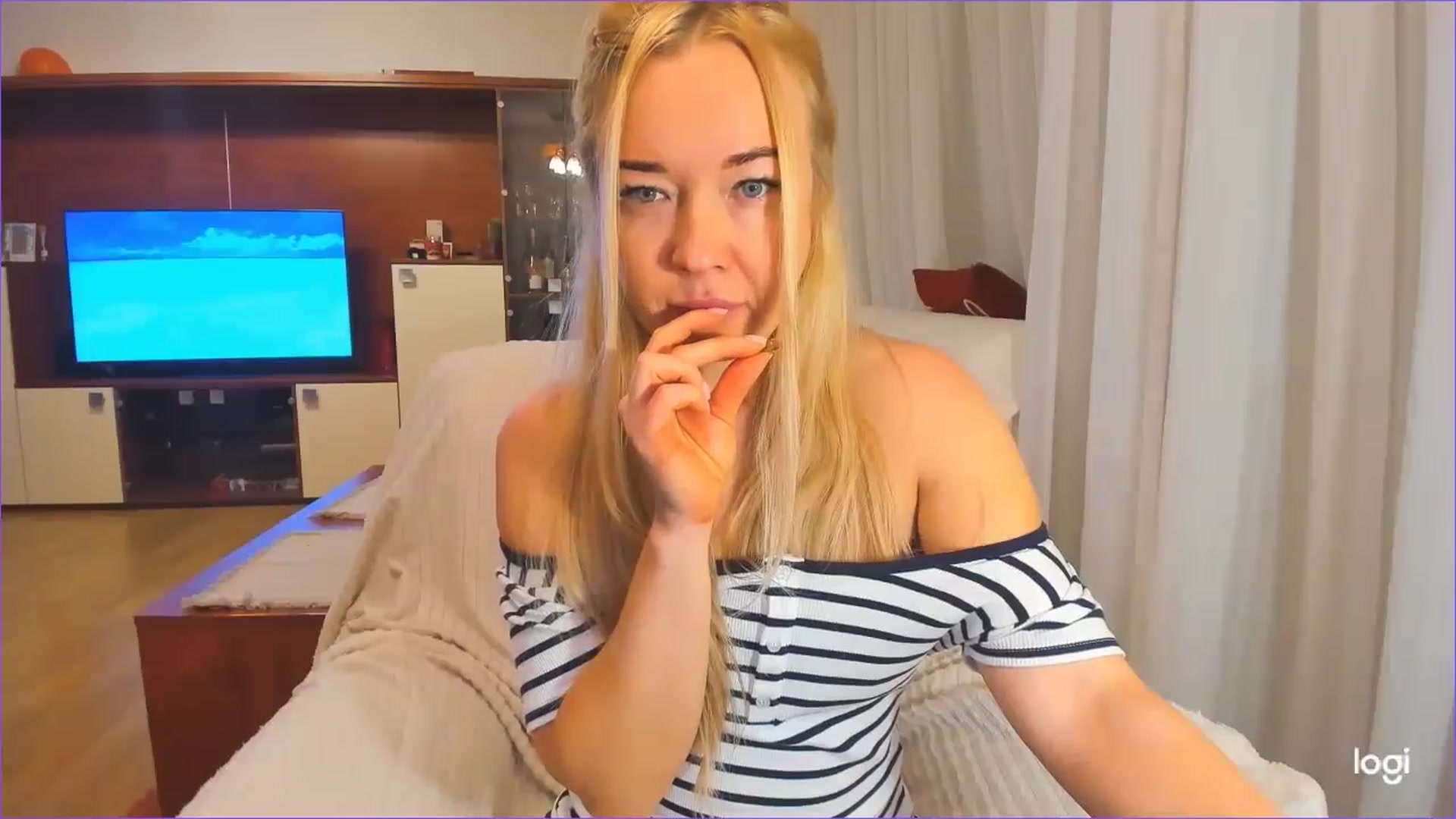 Gallery image thumbnail from FlamingoDream's myfreecams stream on, 11/27/2024, 01:52 image 5 of 20