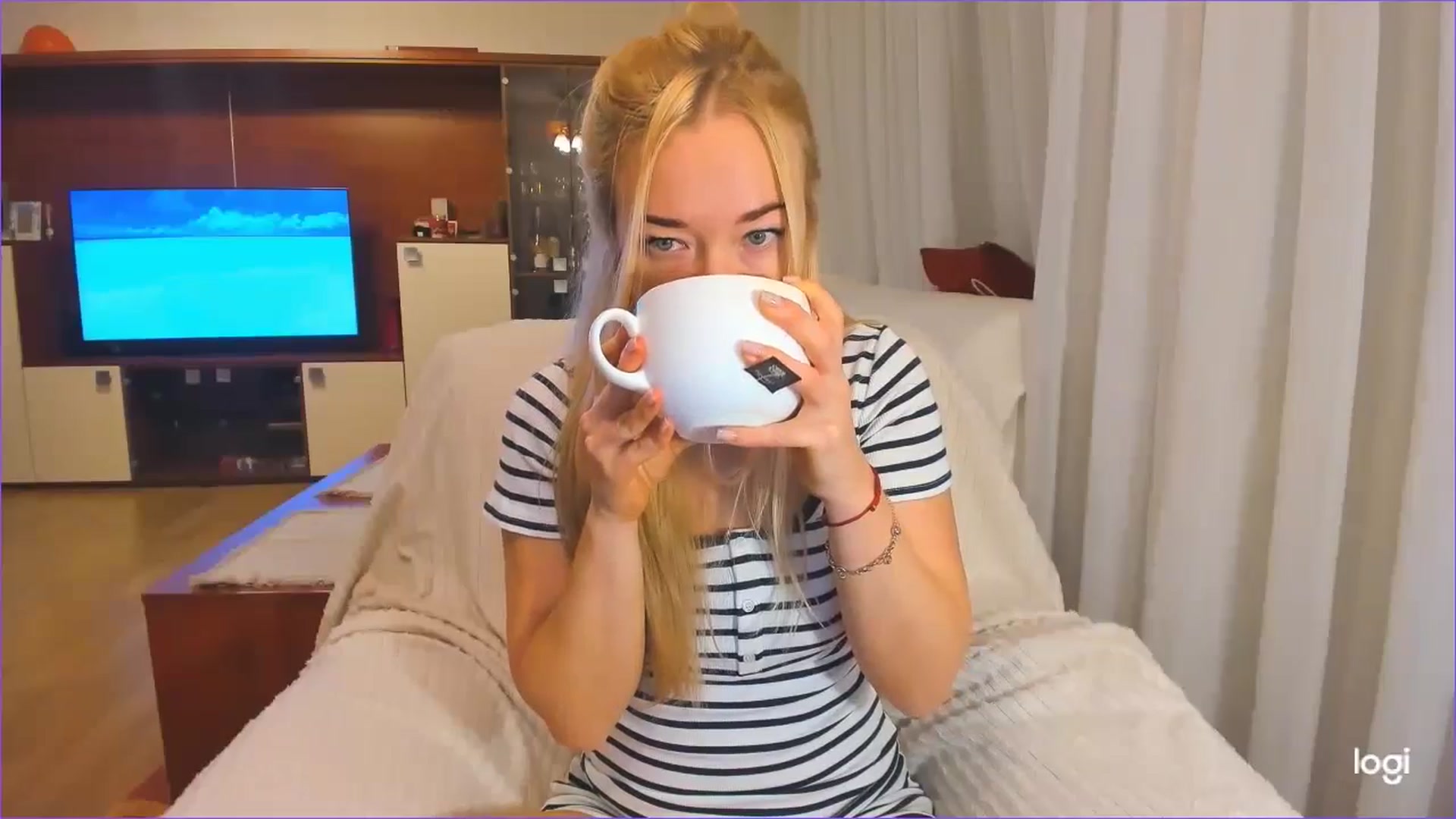 Gallery image thumbnail from FlamingoDream's myfreecams stream on, 11/27/2024, 02:56 image 7 of 20