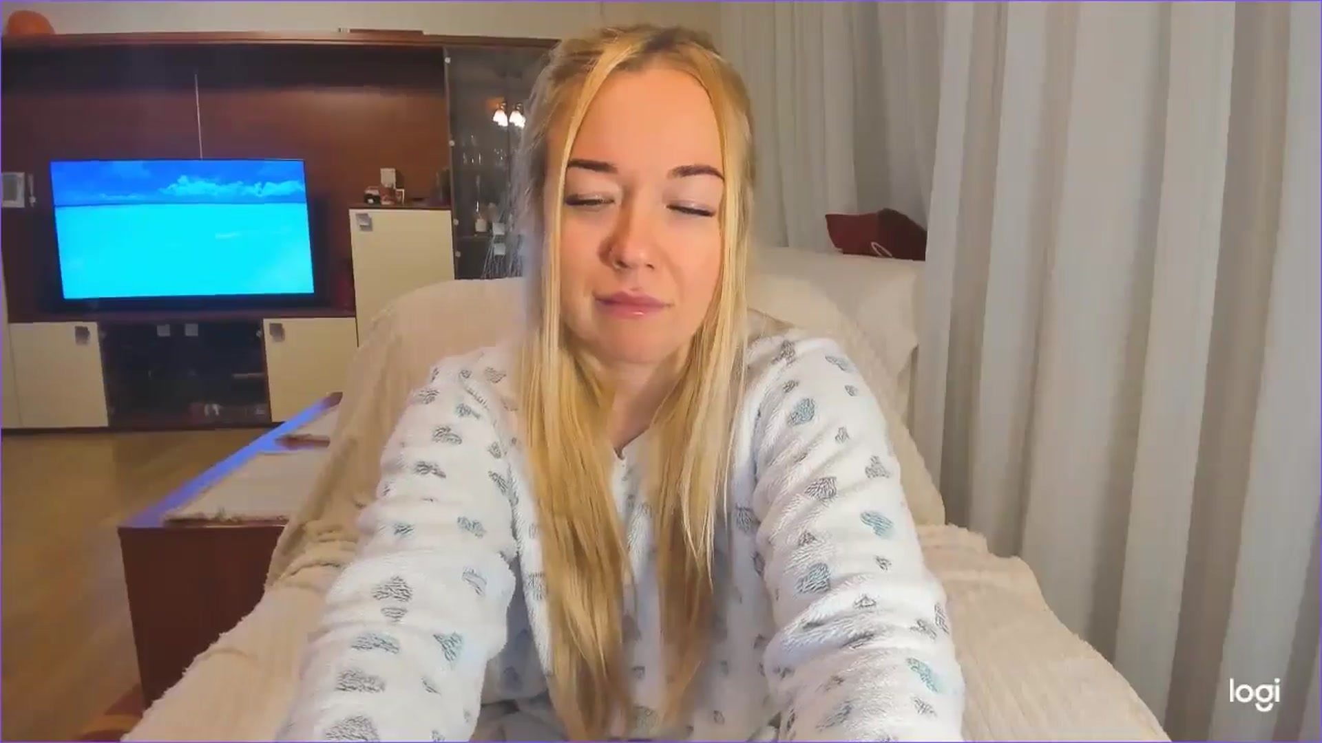 Gallery image thumbnail from FlamingoDream's myfreecams stream on, 11/27/2024, 03:39 image 15 of 20