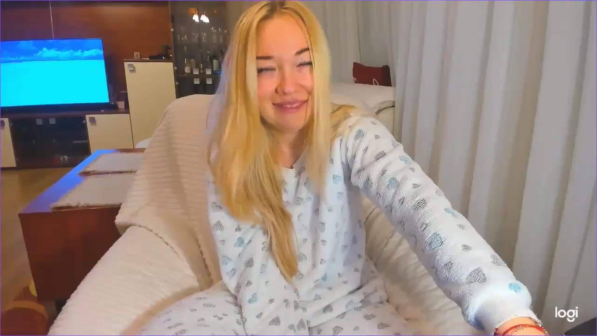 Gallery image thumbnail from FlamingoDream's myfreecams stream on, 11/28/2024, 03:39 image 10 of 20
