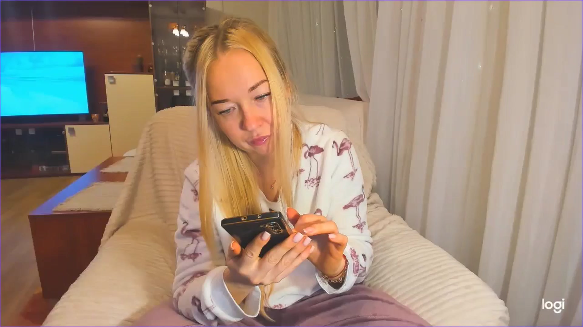 Gallery image thumbnail from FlamingoDream's myfreecams stream on, 12/05/2024, 03:03 image 17 of 20
