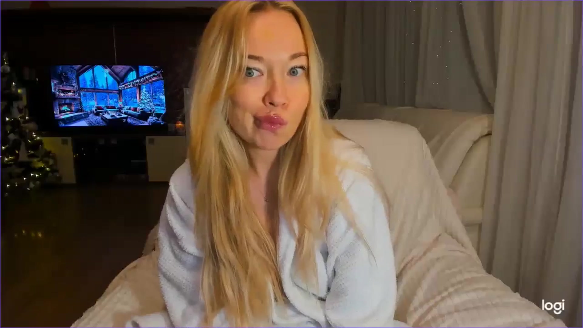Gallery image thumbnail from FlamingoDream's myfreecams stream on, 12/12/2024, 01:38 image 12 of 20