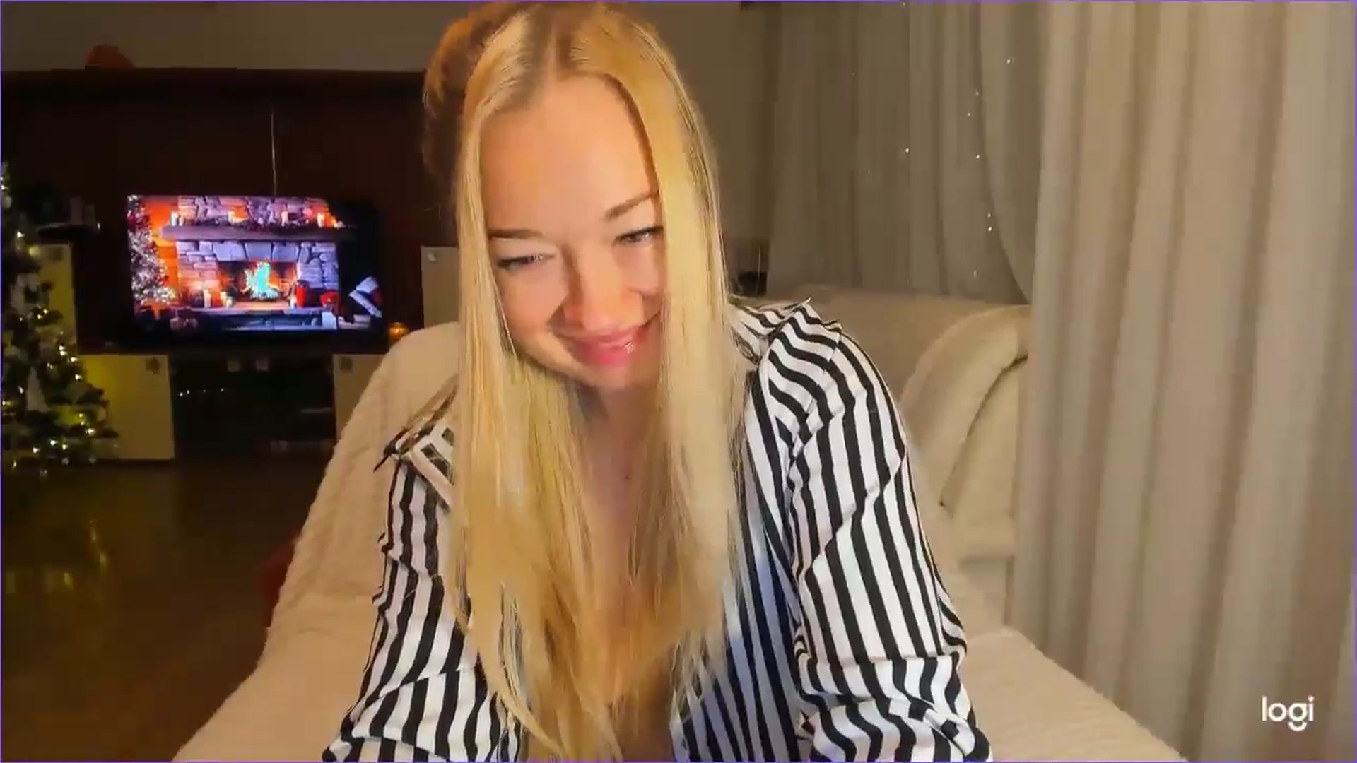 Gallery image thumbnail from FlamingoDream's myfreecams stream on, 12/12/2024, 23:21 image 2 of 20