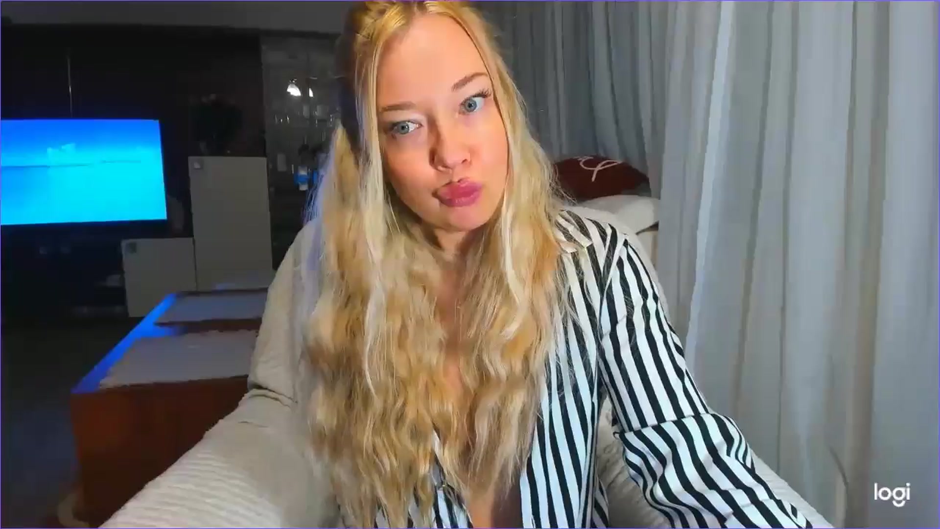 Gallery image thumbnail from FlamingoDream's myfreecams stream on, 03/25/2025, 24:03 image 18 of 20