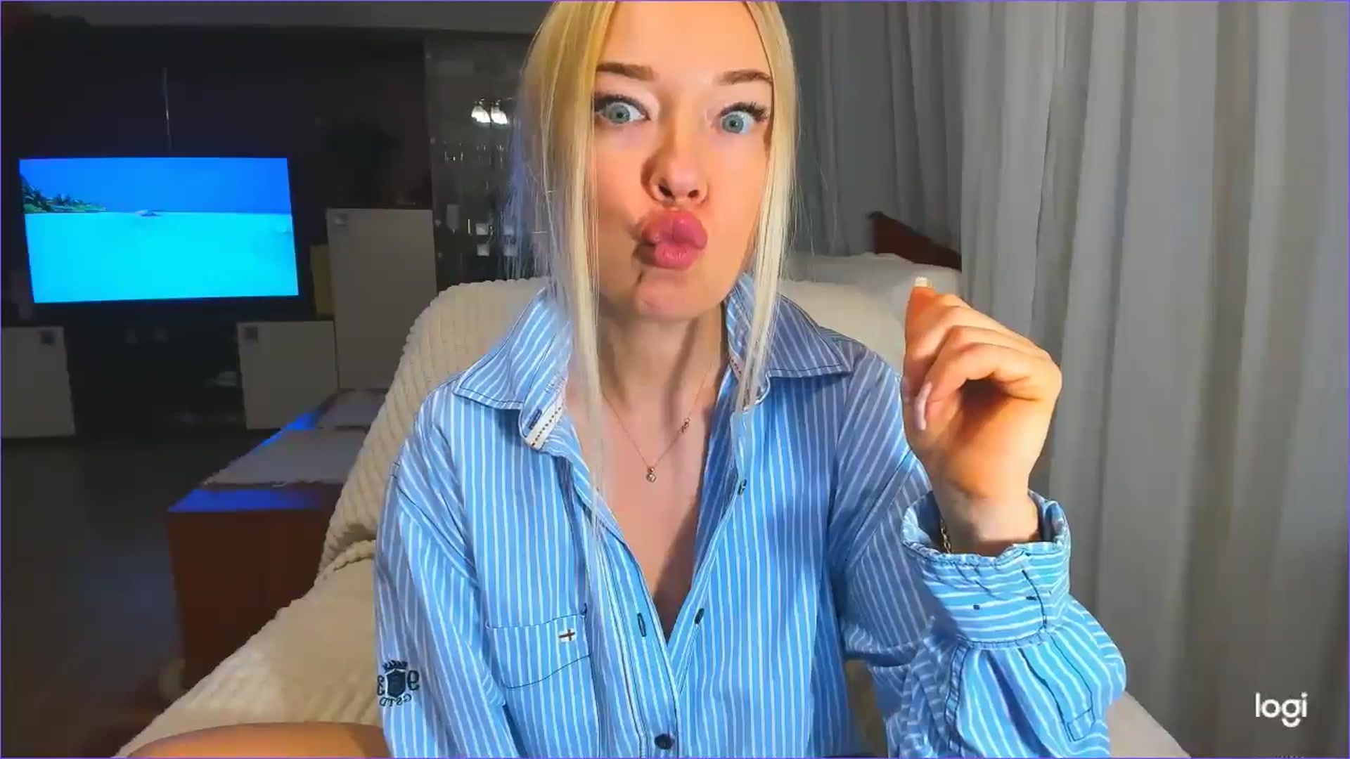 Gallery image thumbnail from FlamingoDream's myfreecams stream on, 03/31/2025, 23:53 image 3 of 20