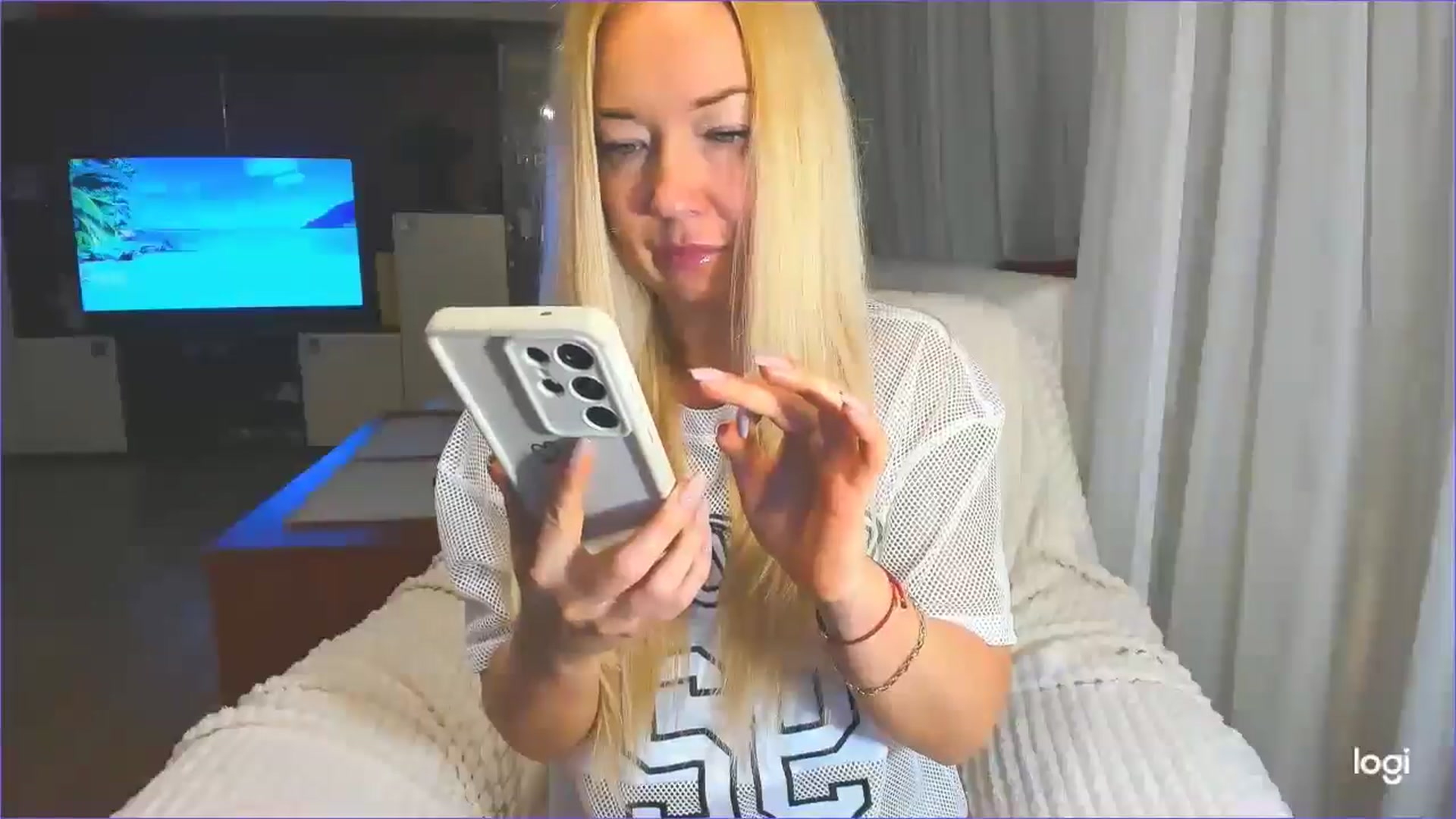 Gallery image thumbnail from FlamingoDream's myfreecams stream on, 04/02/2025, 24:24 image 19 of 20