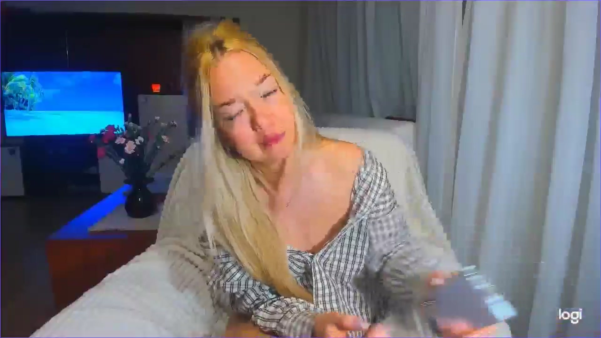 Gallery image thumbnail from FlamingoDream's myfreecams stream on, 04/04/2025, 23:58 image 20 of 20