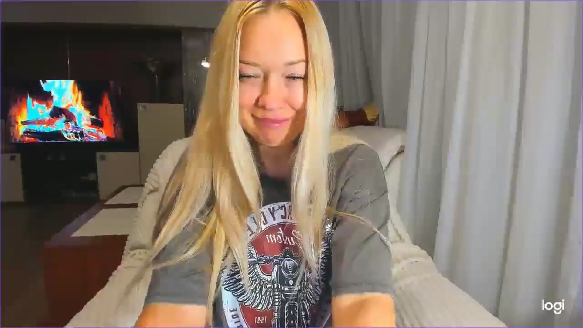Gallery image thumbnail from FlamingoDream's myfreecams stream on, 04/18/2025, 22:05 image 17 of 20